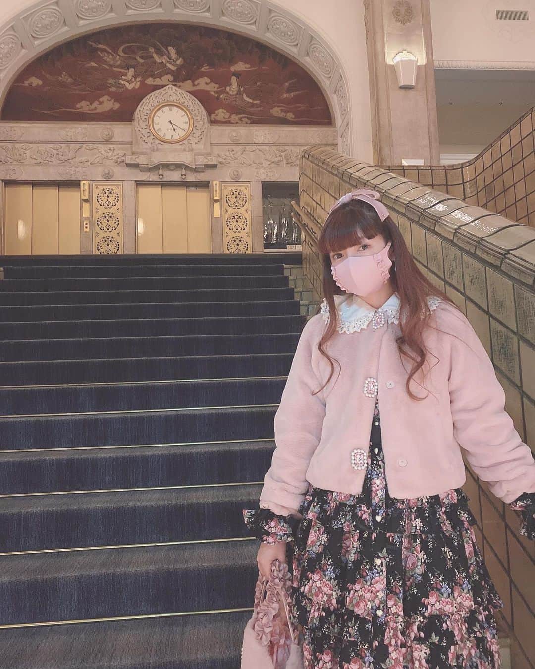 青木美沙子さんのインスタグラム写真 - (青木美沙子Instagram)「クラシカルロリータでクラシカルなホテルへ🏨 横浜にあるホテルニューグランド❣️12月からクリスマスツリーもあり、ステキでした🌹 撮影も自由なので、是非是非行ってみてね‼️ クラシカルロリータで行くのをオススメします💓💓💓」12月1日 21時12分 - misakoaoki