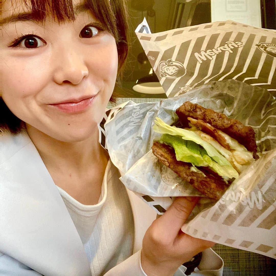 阿部真澄さんのインスタグラム写真 - (阿部真澄Instagram)「. . 肉を挟むのではない 肉で挟むのだー！ . . ずっと気になっていた Wendy's First Kitchnの ワイルド⭐︎ロック　¥670 . なんと糖質4.5g 85%も糖質OFF🍔なのです . . ベーコン 目玉焼き レタス トマト がもりもり入っていて食べ応えあるし美味しいー！ ただどうしてもポロポロ落ちてきてしまう..もう少し食べやすければなおよし🙆‍♀️ . . #アナウンサー#フリーアナウンサー#announcer#司会者#糖質offアドバイザー#糖質制限#糖質オフ#ハンバーガー#ファーストキッチン#firstkitchen#wendys#humberger」12月1日 21時12分 - abe_masumi