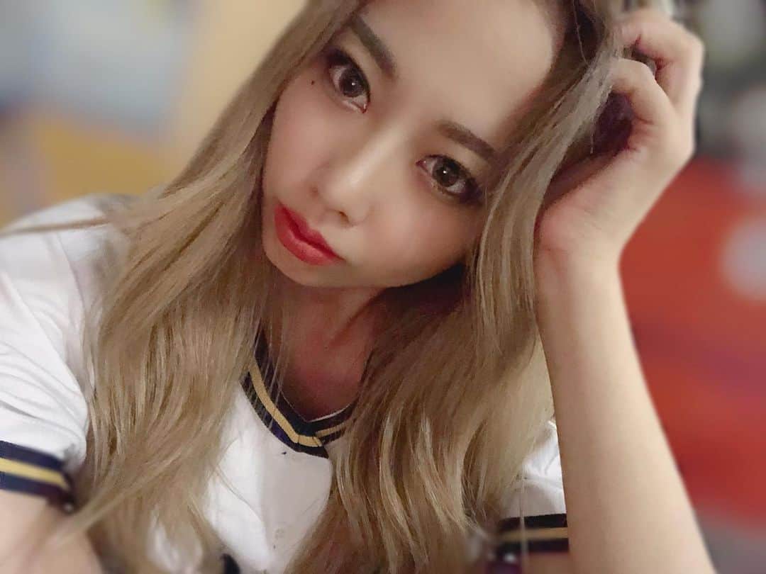 のインスタグラム：「.﻿ 12月😊🎄﻿ ﻿ ﻿ 今年も残り1ヶ月！﻿ 皆様、体調に気を付けてお過ごしくださいね。﻿ ﻿ ﻿ #野球好き #オリックス #Bs2020﻿ #BsGirls #野球 #バファローズ #orixbuffaoes﻿ #baseball #プロ野球 #ORIX #buffaloes﻿ #オリックスバファローズ #avex﻿」