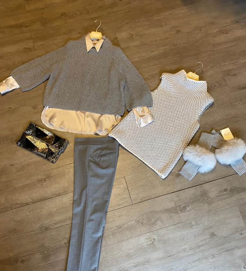 のインスタグラム：「Something grey!  Grigio polvere come il pull in cashmere a 4 fili a costa inglese, grigio perla come la camicia di raso di seta, grigio come il pantalone in fresco di lana, grigio come il guanto di cashmere e volpe, grigio come il cielo fuori, oggi!!!! 😱   #ootd #outfitoftheday #fashion#style #cashmere#cashmerelove #cashmeresweater #womenshopping #womenswear #classywomen #classyoutfit #classystyle #fashionstyle #outlet #bargain #shoppingaddict #forli #shoppingonline #shoppingtime #christmasshopping #italianstyle #madeinitaly   ☎️📞📲 3348330612」