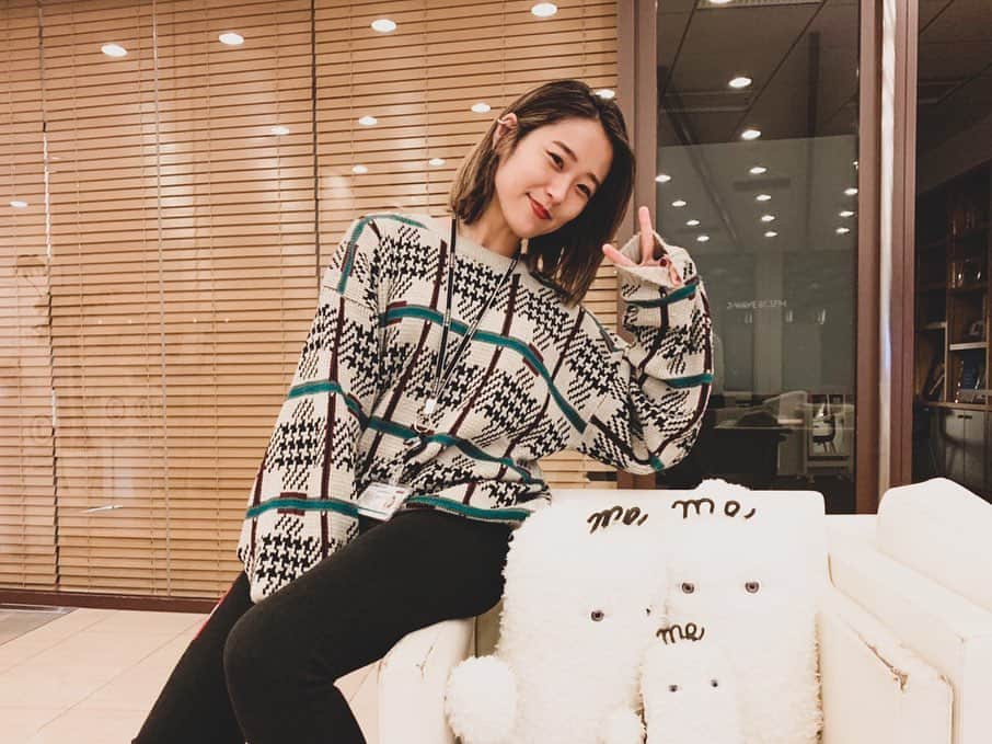 上野智子のインスタグラム：「12月スタート☃️ 走り続けていないと不安になるけれど。 自分を労りながら、ほどほどに頑張るラスト1ヶ月にしましょうね〜 okay not to be okayだよ🤍  (今朝は、最近のフォトスポット化しているw ジェイミーファミリーとともに🥺) #hellodecember #jwave」