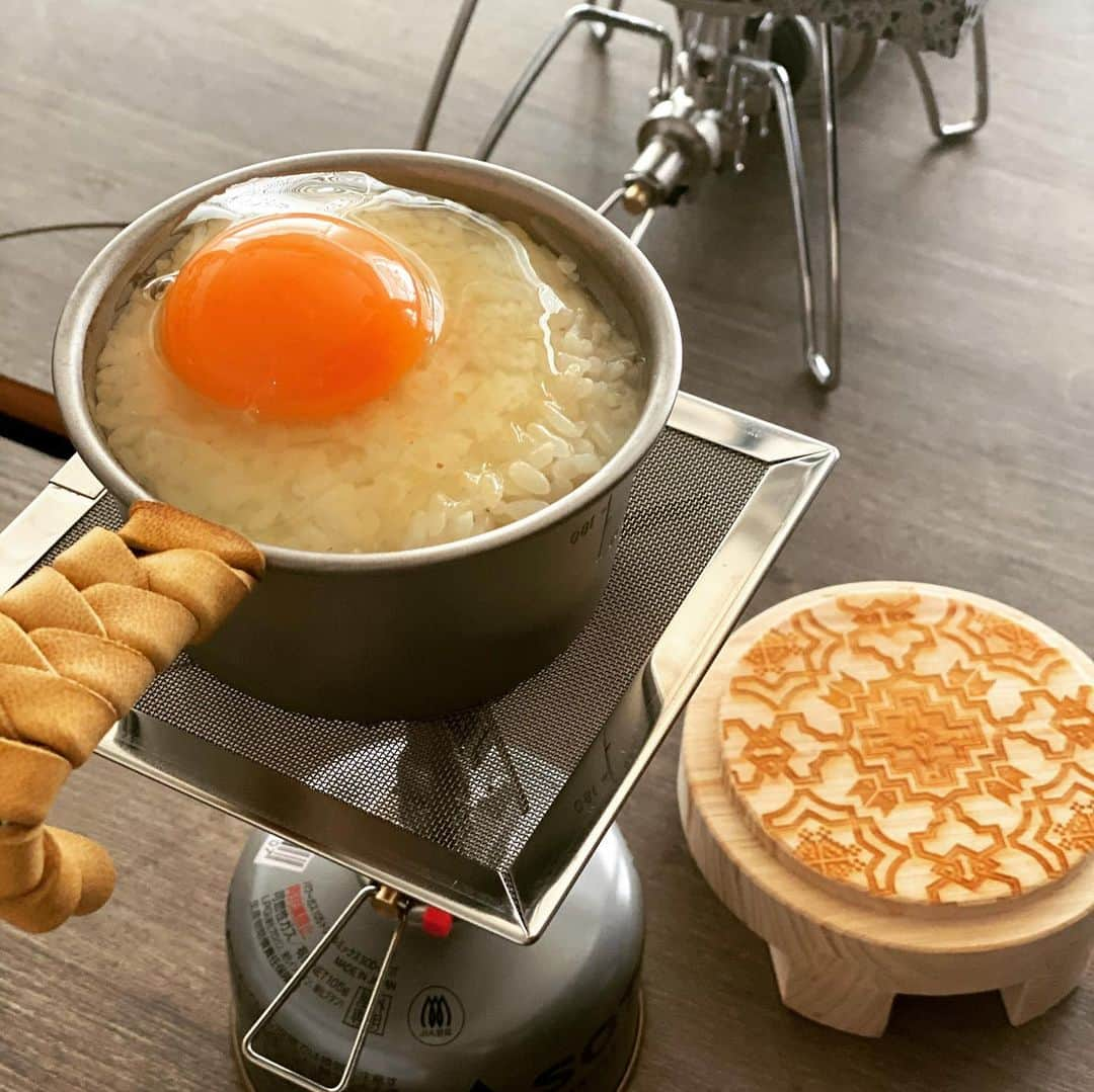 山﨑 薫さんのインスタグラム写真 - (山﨑 薫Instagram)「🔥キャンプ飯🔥  小さい頃からキャンプとは無縁の家で過ごしたのでほぼ初めてのハンゴウスイサン。  事務所でやってみた🤣  檜のOKAMADONの蓋をシェラカップに置くことによって、ほんとに釜で炊くみたいにお米がシェラカップの中で周るとのこと。  炊いているときから檜のいい香りとご飯の甘い香りが漂って期待しかない。  炊き上がったお米は、めちゃくちゃ美味しかった😆  これはぜひ、自然の中でやりたいなー🏕  卵がけご飯専用醤油も最高😍  #OKAMADON #TKG #oldmountain #3度の飯より米が好き」12月1日 21時20分 - kaoruyamazaki906