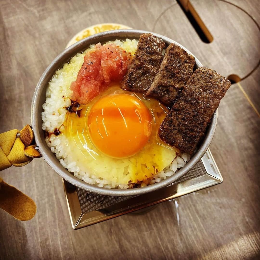 山﨑 薫さんのインスタグラム写真 - (山﨑 薫Instagram)「🔥キャンプ飯🔥  小さい頃からキャンプとは無縁の家で過ごしたのでほぼ初めてのハンゴウスイサン。  事務所でやってみた🤣  檜のOKAMADONの蓋をシェラカップに置くことによって、ほんとに釜で炊くみたいにお米がシェラカップの中で周るとのこと。  炊いているときから檜のいい香りとご飯の甘い香りが漂って期待しかない。  炊き上がったお米は、めちゃくちゃ美味しかった😆  これはぜひ、自然の中でやりたいなー🏕  卵がけご飯専用醤油も最高😍  #OKAMADON #TKG #oldmountain #3度の飯より米が好き」12月1日 21時20分 - kaoruyamazaki906