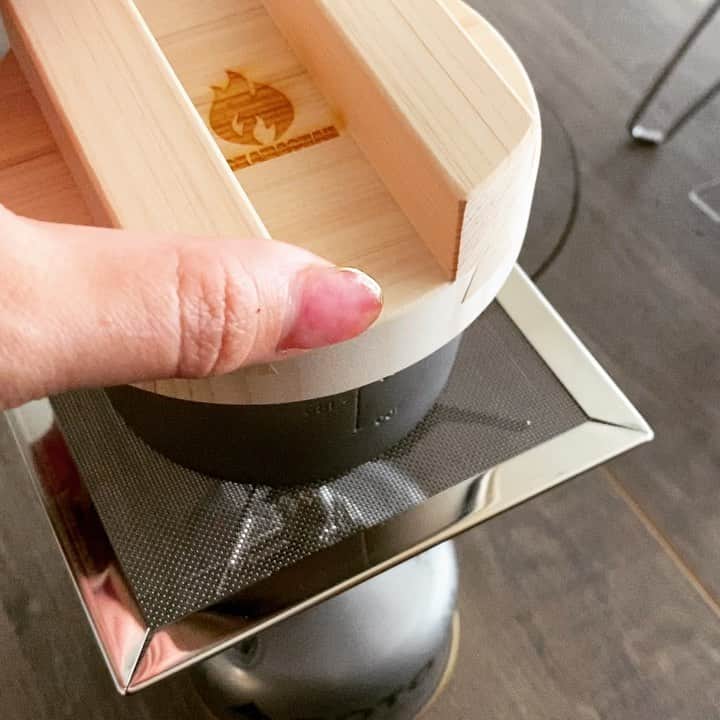 山﨑 薫のインスタグラム：「🔥キャンプ飯🔥  小さい頃からキャンプとは無縁の家で過ごしたのでほぼ初めてのハンゴウスイサン。  事務所でやってみた🤣  檜のOKAMADONの蓋をシェラカップに置くことによって、ほんとに釜で炊くみたいにお米がシェラカップの中で周るとのこと。  炊いているときから檜のいい香りとご飯の甘い香りが漂って期待しかない。  炊き上がったお米は、めちゃくちゃ美味しかった😆  これはぜひ、自然の中でやりたいなー🏕  卵がけご飯専用醤油も最高😍  #OKAMADON #TKG #oldmountain #3度の飯より米が好き」
