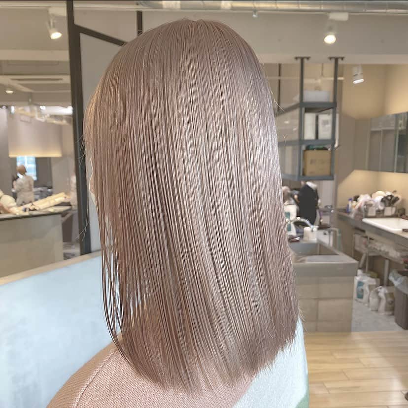 Beleza_official_instagramのインスタグラム：「ハイブリーチで作るミルクティーベージュ😊 .  ブリーチは誰に任せるかで仕上がりが全く違います。 .  絶対に失敗したくない方は是非指名予約をおすすめします！！ . 僕だけのオリジナルレシピとマル秘テクニックで艶々サラサラハイトーンにします！！」
