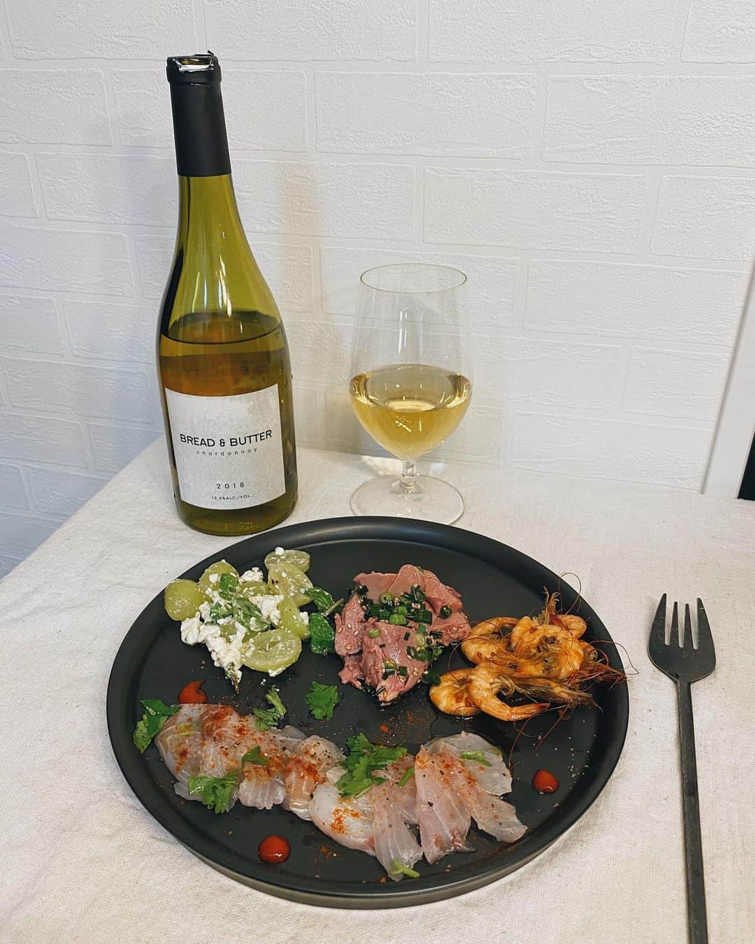 Fabiolla Takinamiのインスタグラム：「友達が送ってくれたワインが美味しすぎて何度もリピート🍷🥺 . BRED&BUTTER 楽天ルーム載せました✨ 手土産でも喜ばれるので おすすめです☺️ . 買ったばかりのお皿に @kanari.ya のレバーをのせて 後はパパッと作って 今日はゆっくり BroとNetflix day🎬🐶 . . #気持ちはパンチョにいますw . #bredandbutter#ワイン#シャルドネ#白ワイン#Netflixday#おすすめのワイン#お土産#fabis_cooking」