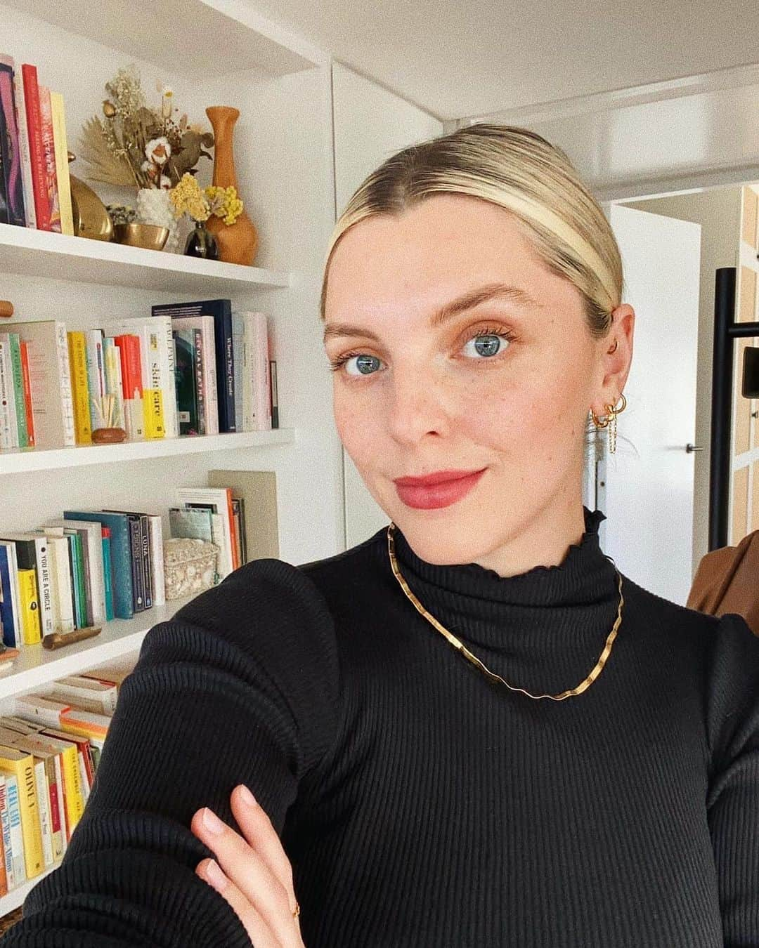 Estée Lalondeさんのインスタグラム写真 - (Estée LalondeInstagram)「When it’s lockdown so you’ve gotta make those roots WERK 💁🏼‍♀️ (I miss you @harrietmuldoon @larrykinghair) (tagged items gifted)」12月1日 21時25分 - esteelalonde