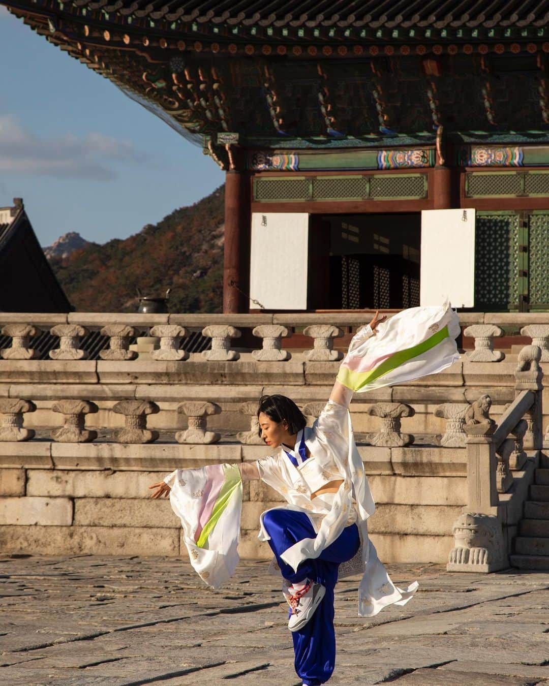 リア・キムさんのインスタグラム写真 - (リア・キムInstagram)「#광고  2021년 새해에는  온 세상이 #태평하기를 바라며  세상의 태평을 기원하는  전통춤 태평무를 재해석했습니다.  국가무형문화재 제92호 태평무 보유자  양성옥님의 AR 태평무와 함께  춤추는 #태평하기를 영상을  SK텔레콤 유튜브에서 만나보세요.  #SK텔레콤 #문화재청 #JumpAR  We have reinterpreted Korean traditional dance “Taepyeongmu” , hoping for a peaceful world in coming 2021.   Check out the AR Taepyeongmu video on the SK Telecom YouTube, done together with Korean National Intangible Cultural Asset Yang Seongok.  P.S 힙하면서도 아름다운 한복을 만들어주신 최고의 한복디자이너 @kimhyesoon_hanbok 김혜순 선생님  께도 깊은 감사 드립니다.  P.S Sincere thanks to the best Hanbok designer @kimhyesoon_hanbok for designing the most beautiful Hanbok.」12月1日 21時36分 - liakimhappy