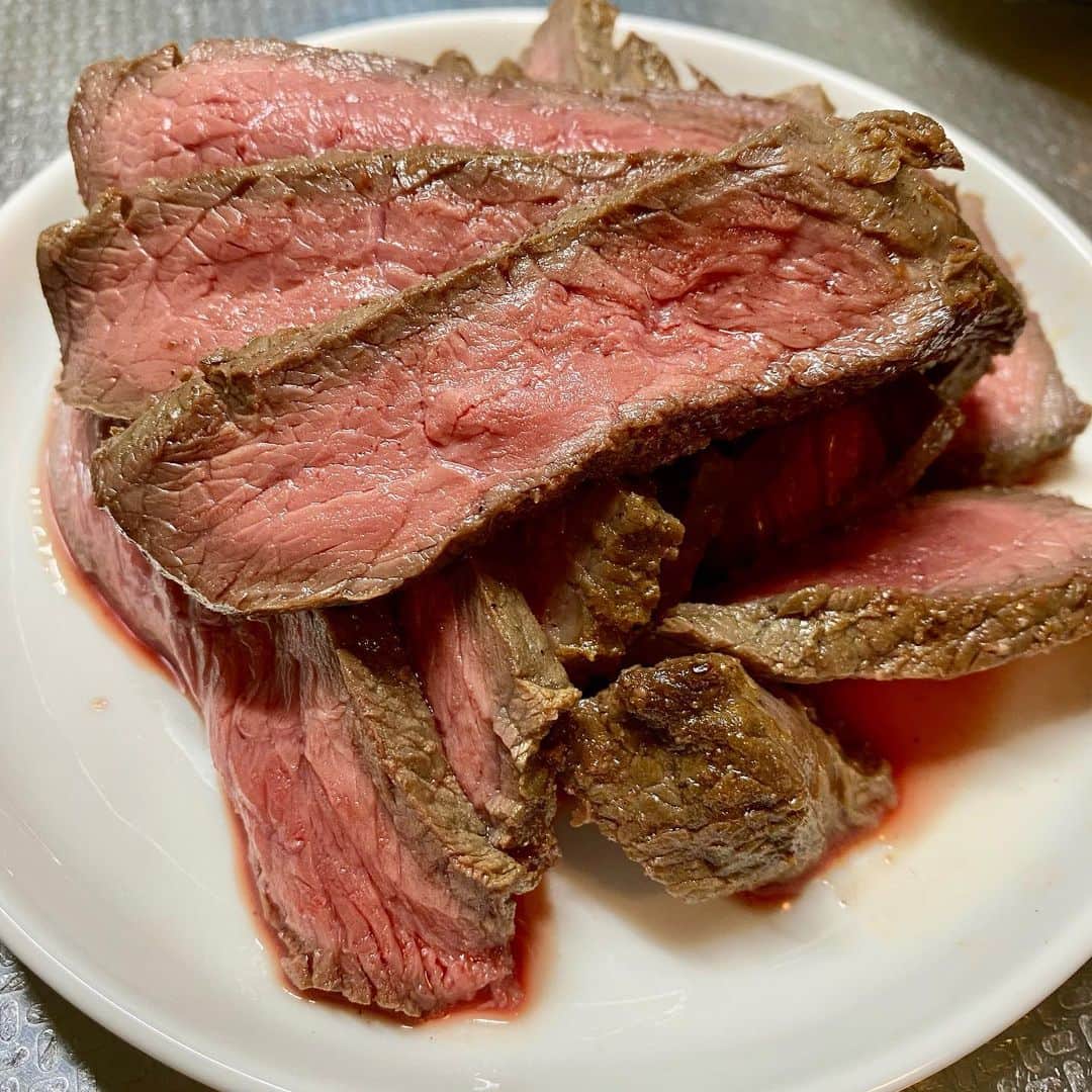 澤田修さんのインスタグラム写真 - (澤田修Instagram)「ローストビーフをちゃちゃっと作った。意外とイケました。 #肉 #肉肉 #肉肉肉 #魚が好きな人が好き」12月1日 21時35分 - nikushokuju1
