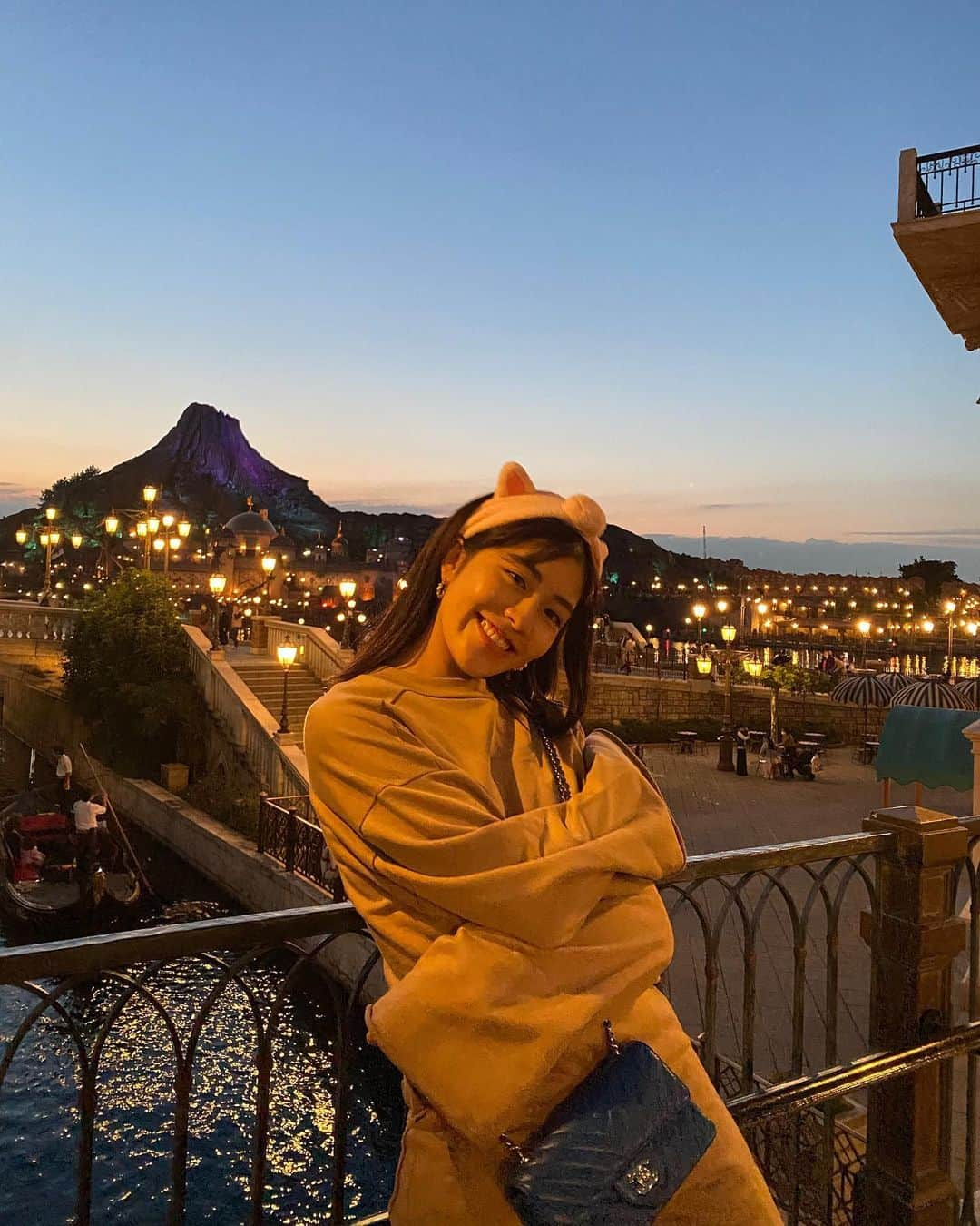 木月あかりのインスタグラム：「先日ディズニーシーに妹といってきました！  #ディズニーシー #姉妹旅行」