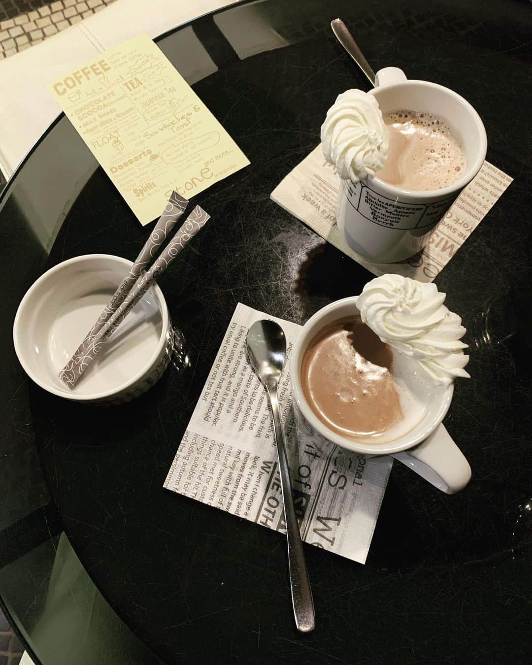 小谷実由さんのインスタグラム写真 - (小谷実由Instagram)「ホットチョコレートとホットココアがメニューにあったのでその違いは一体。となり、それならば頼んで確かめるしか、！となる夫婦。 #喫茶部 ホットチョコレートは甘くて、ホットココアは甘くないのでお砂糖が一緒についてくるという結果でした🍫」12月1日 21時29分 - omiyuno