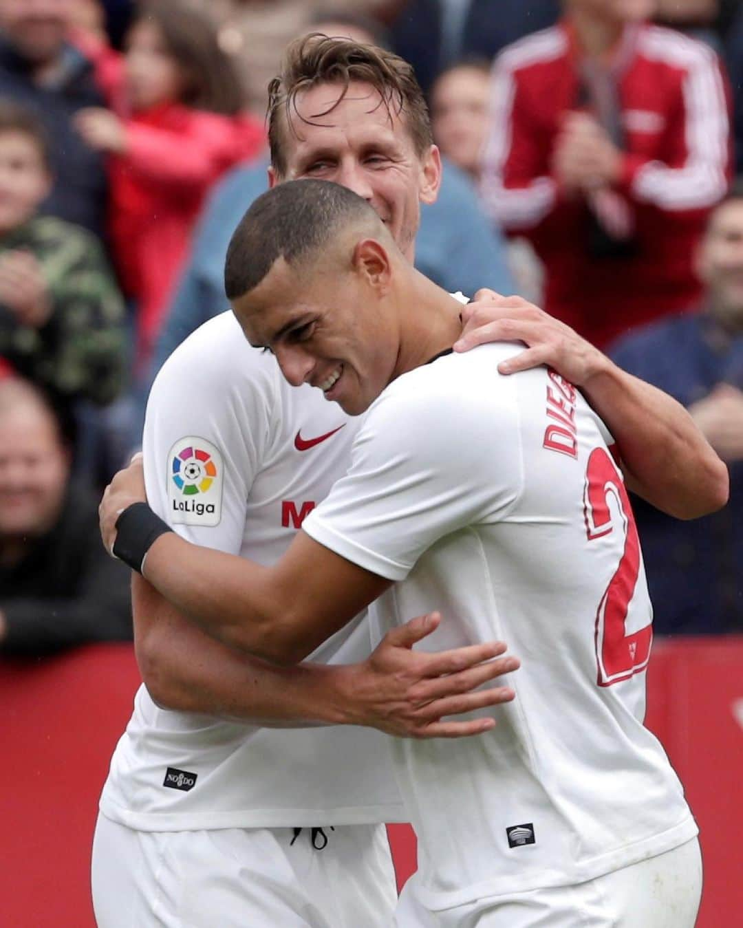 LFPさんのインスタグラム写真 - (LFPInstagram)「❤ A titan in @sevillafc. #OnThisDay last year, @d.carlos03 scored his first goal in #LaLigaSantander. 🔙  ❤️ Un titán en el #SevillaFC. #TalDíaComoHoy, hace un año, #DiegoCarlos marcó su primer gol en #LaLiga Santander.  #Football #Goals」12月1日 21時31分 - laliga