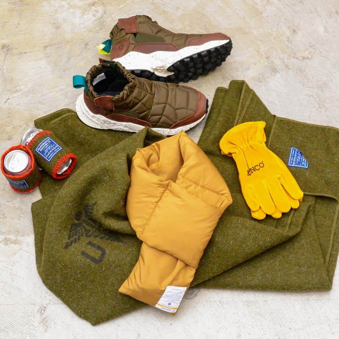 UNBY GENERAL GOODS STOREのインスタグラム：「いよいよ、12月。UNBYジェネラルグッズストアでは防寒具やアウター、ウールブランケットがもりもりになってきました。この季節だけの素材感を大切に、UNBYジェネラルグッズストアの一押しギフトなんかも紹介していきます。 . . . . . #unby #AS2OV #unbygeneralgoodsstore #wallet #lifestyle #leatherwallet #menstyle #menfashion #財布 #革財布　#danner #ダナー　 #shopping #アンバイストア #アンバイ #アッソブ　#クリスマスギフト　#クリスマスプレゼント #プレゼント🎁」