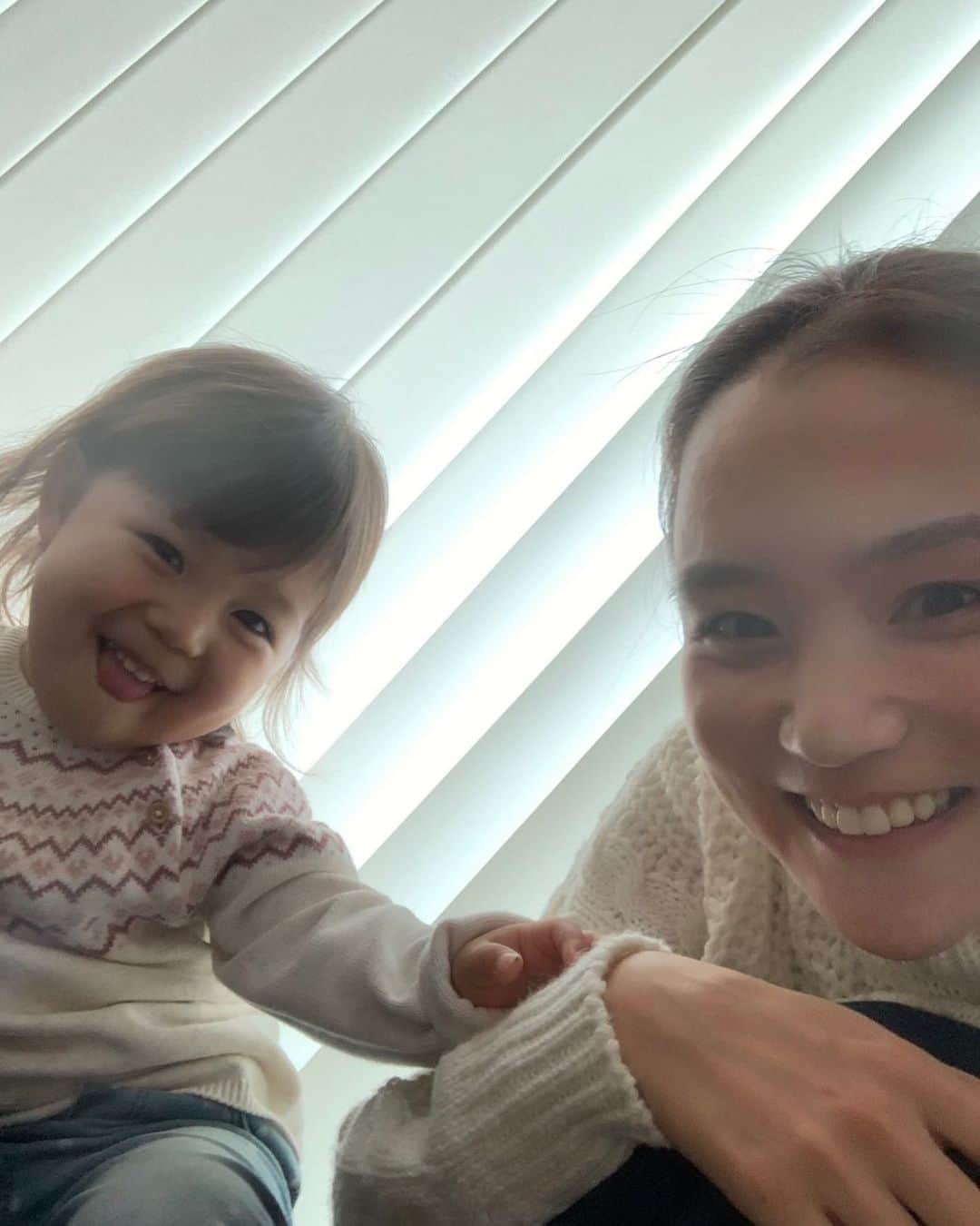 遠藤瞳のインスタグラム：「🔴出演のお知らせ📯 ベネッセ こどもちゃれんじ  「おとあそびバス篇」  WEBムービーに出演しています！ おとあそびバス🚌で 家族みんなノリノリ🎶な 楽しいムービーです😌  https://youtu.be/4-ZZyTybLTE プロフィールトップのブログにも リンクが貼ってありますので 是非ご覧ください😌❤️」