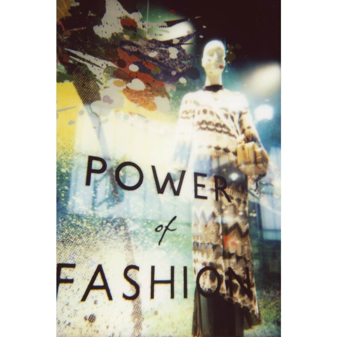 小見山峻のインスタグラム：「. ISETAN "POWER OF FASHION" by jiro fujita . 藤田二郎さんが手がけたISETAN "POWER OF FASHION"のショーウィンドウたちを撮影しました。 . fjd.jp内の特設ページにて全ての写真が閲覧可能です。 . . 僕が藤田さんの作品に出会ったのは十九歳のころ。藤田さんの描いたCDジャケットに魅力され、アートワーク欲しさにCDを購入していた大学生でした。それから十数年経ち、今、偶然の出会いやミュージシャンとの関わりを通じて、こうして藤田さんの作品を自身のフィルターを通して記録できることを心から光栄に思います。 伊勢丹が藤田さんの作品でドレスアップしてすぐ、その世界を体感しに行きました。 そこには、「ショーウィンドウ」という名詞の枠を超えた、確かで力強いビジュアルが並んでいました。 藤田さんの作品の特徴はその流動性にあると感じてきました。ペインティングでもデザインでも、確実に流れを感じさせられます。さらに今回は、LEDの映像も併せて、より明確に流動で伊勢丹が包み込まれていました。 2020年は、価値観が大きく移り変わった一年になりました。なかでも、僕らが生業の土壌としているアートやファッションといった「新しい価値の創造」は、その必要性が根幹から大きく揺らいでしまいました。 しかし、今回のISETAN POWER OF FASHIONは、その一つの出来事すら、大きな流れの中の他愛のない事象の一つだと覚えさせられる、そんなビジュアルでした。 僕たちは、人間は、これまで常にコントロールできない大きな流れの中で営みを育んできました。明日の天気、他人の感情、世の中の情勢、地球の機嫌…そして、時間。コロナウイルスもそういった途方もない大きな流れの中の一つなのであれば、今までと同じようにこの流れの中を二本足でサヴァイヴし、前に歩んで進んで行けると思えるようになりました。 そのようなことを感じながら、今企画の最終日に藤田さんと伊勢丹に赴き、撮影をしました。「記録写真でなく、作品として撮影してほしい」と依頼して頂き、写真という二次元の中に改めて藤田さんの作品の流動性をそっと真空パックするように、僕なりの保存形態を突き詰めました。 藤田さん、素晴らしい今企画を、恐らく一生のなかでも繰り返し思い出すようなビジュアルを、写真に残す機会を頂きありがとうございます。 また、あの喫茶店で、コーヒー片手に世間話に花を咲かせましょう。この大きな流れの中で。」