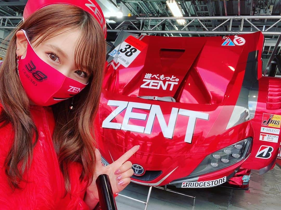 今井みどりさんのインスタグラム写真 - (今井みどりInstagram)「SUPERGT Rd.8富士最終戦　38号車8位フィニッシュ！！ 1年間TGR TEAM ZENT CERUMOを、応援してくださった皆様ありがとうございました✨✨  今年はコロナで大変なシーズンとなりましたがこうして最終戦を迎えられてよかっです関係者の皆様本当にお疲れ様でした😭  最終戦にしてsweetiesも５人揃って サーキットへ行くことができて嬉しかったなん🥰   sweetiesとしてサーキットへ行けた回数は少なく、 例年と異なるシーズンでしたが、 憧れだったsweetiesになることができて、 もう悔いはありません❣️😊とても幸せでした❣️  そしてやっぱりレースって最後の最後まで何が起きるかわからない😭だからこそSUPERGTって本当に面白い！ 毎戦色んな感情でぐちゃぐちゃになります😂 今年は38号車を応援させてもらえて本当に嬉しかったです✨✨  38号車に愛を…❤️  みなさんに愛を…❤️  #SUPERGT#ZENT#ZENT CERUMO#ZENTsweeties2020#富士スピードウェイ#racequeen#レースクイーン#サーキット」12月1日 21時33分 - imaimidori