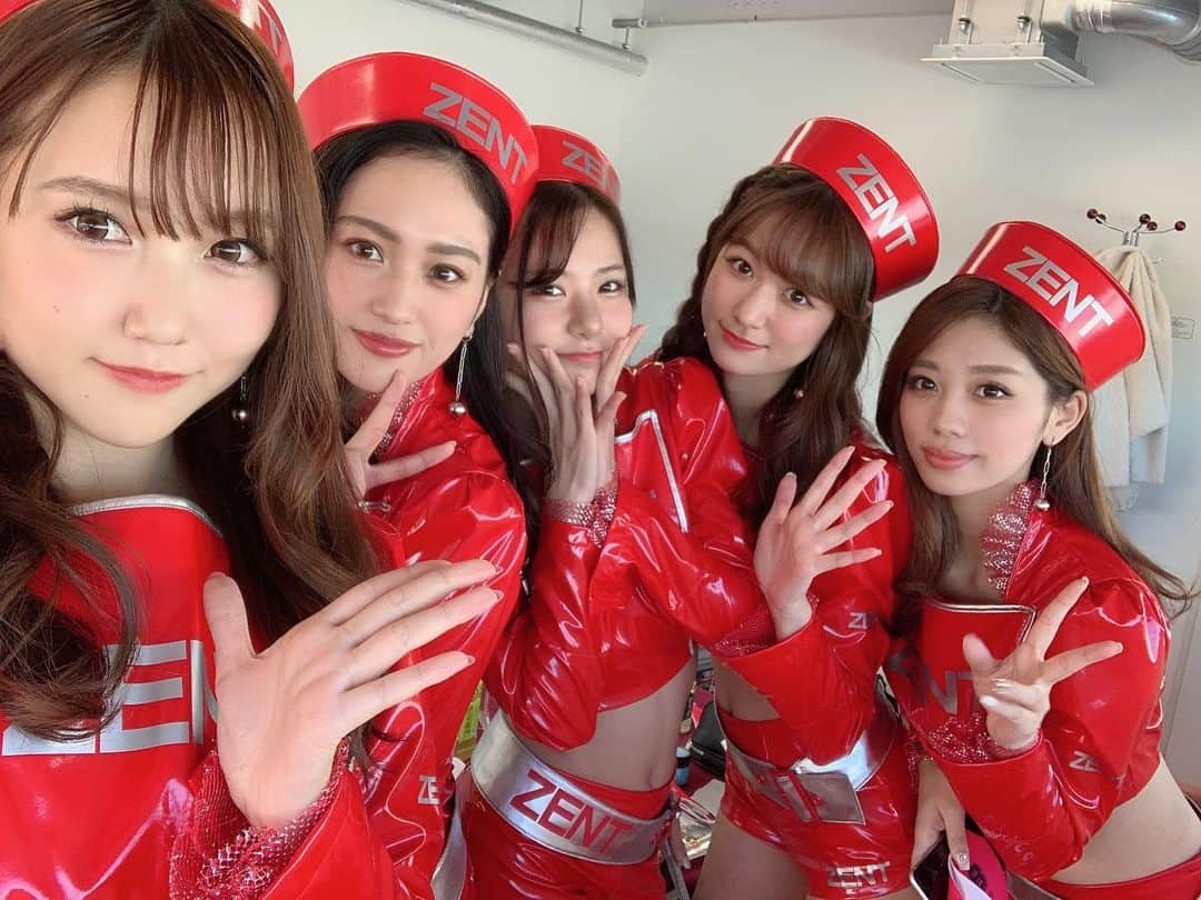 今井みどりさんのインスタグラム写真 - (今井みどりInstagram)「SUPERGT Rd.8富士最終戦　38号車8位フィニッシュ！！ 1年間TGR TEAM ZENT CERUMOを、応援してくださった皆様ありがとうございました✨✨  今年はコロナで大変なシーズンとなりましたがこうして最終戦を迎えられてよかっです関係者の皆様本当にお疲れ様でした😭  最終戦にしてsweetiesも５人揃って サーキットへ行くことができて嬉しかったなん🥰   sweetiesとしてサーキットへ行けた回数は少なく、 例年と異なるシーズンでしたが、 憧れだったsweetiesになることができて、 もう悔いはありません❣️😊とても幸せでした❣️  そしてやっぱりレースって最後の最後まで何が起きるかわからない😭だからこそSUPERGTって本当に面白い！ 毎戦色んな感情でぐちゃぐちゃになります😂 今年は38号車を応援させてもらえて本当に嬉しかったです✨✨  38号車に愛を…❤️  みなさんに愛を…❤️  #SUPERGT#ZENT#ZENT CERUMO#ZENTsweeties2020#富士スピードウェイ#racequeen#レースクイーン#サーキット」12月1日 21時33分 - imaimidori