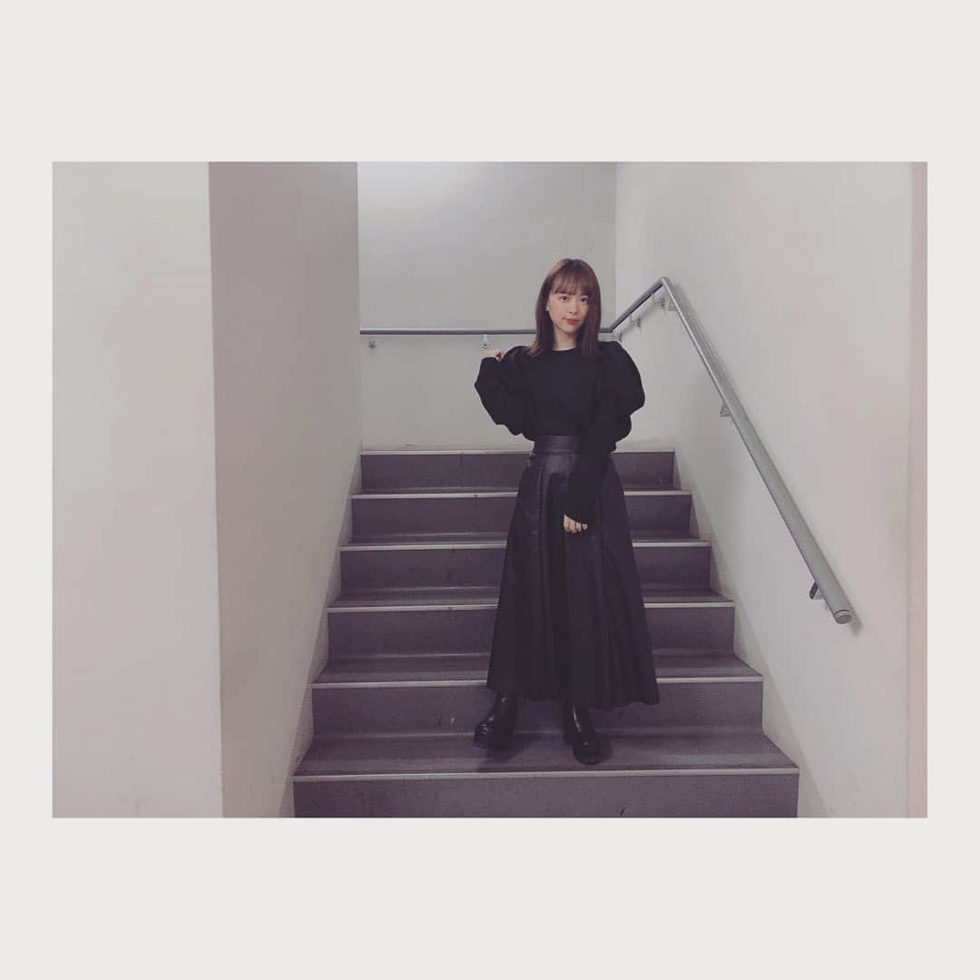 倉野尾成美さんのインスタグラム写真 - (倉野尾成美Instagram)「オンラインお話会2日目は 黒コーデ🖤 トップス、パフスリーブが可愛くてお気に入り👀」12月1日 21時34分 - noochan_1108