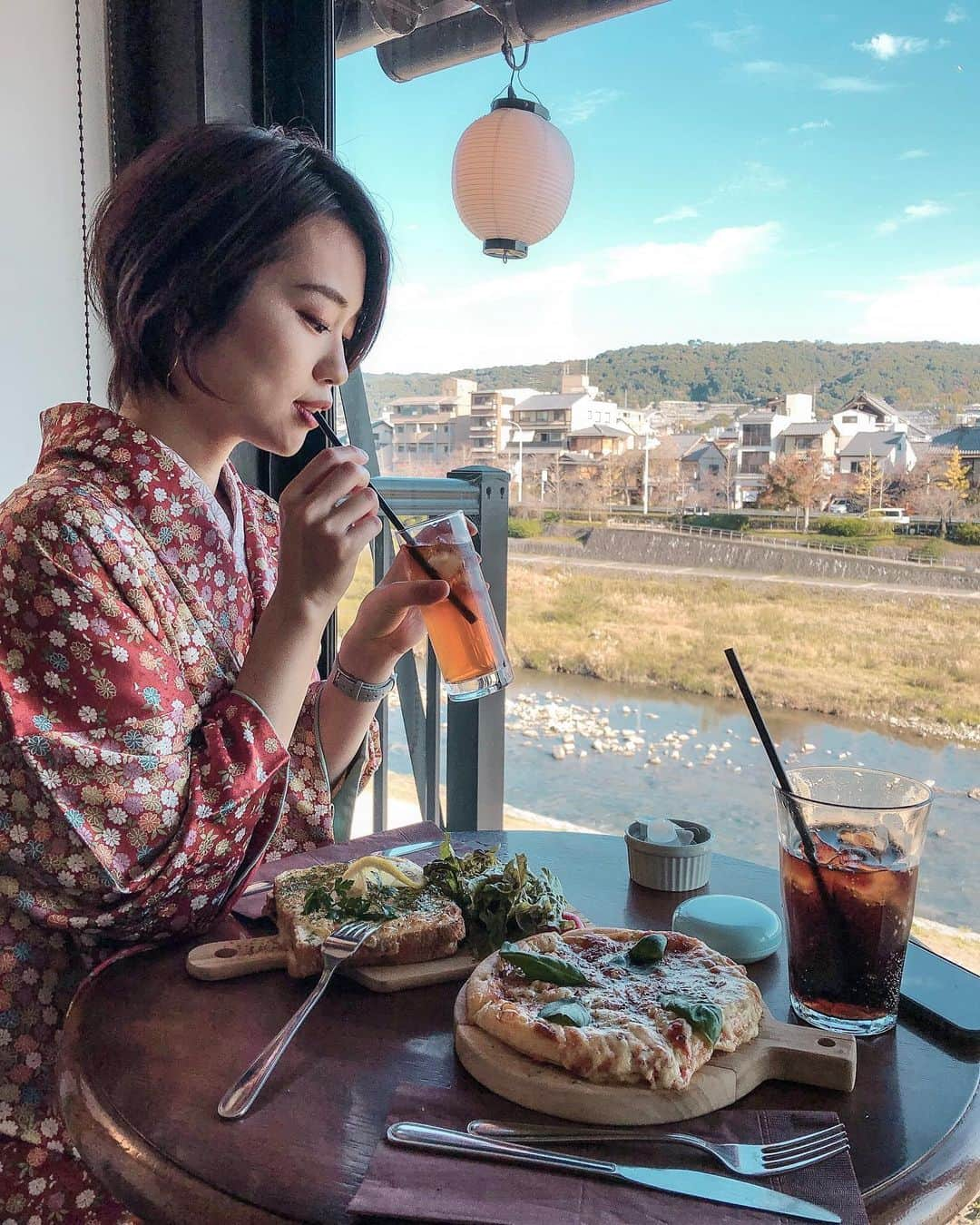 荒川知美(Arakawa Tomomi) のインスタグラム：「.﻿ 鴨川を見ながらLunch🍴﻿ 河原町からすぐの #kawacafe ☕️﻿ ﻿ このロケーション最高すぎでは..🥺？﻿ 天気も良くてほんま気持ちよかった〜☀️﻿ ﻿ #京都 #京都観光 #紅葉 #紅葉狩り #着物 #着物レンタル #嵐山 #天龍寺 #国内旅行 #京都旅行 #京都カフェ #京都グルメ #京都ランチ #京都カフェ巡り #河原町 #河原町カフェ #河原町ランチ #鴨川 #カワカフェ #kyoto #kyotojapan #kyotocafe」