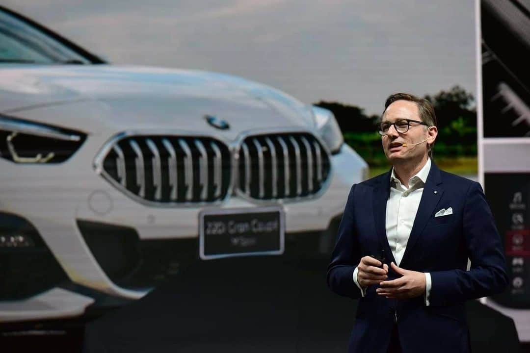 BMW Thailandさんのインスタグラム写真 - (BMW ThailandInstagram)「เริ่มแล้ว! MOTOR EXPO 2020 งานสุดยิ่งใหญ่ส่งท้ายปี! กับการเปิดตัว The All-New BMW 4 Series Coupé ที่กำลังมาแรง The New BMW X1 โฉมใหม่ทันสมัยกว่าเดิม และ BMW 2 Series Gran Coupé รุ่นประกอบในประเทศที่หลาย ๆ คนรอคอย และพบกับข้อเสนอพิเศษส่งท้ายปีสำหรับ BMW หลากหลายรุ่นที่คุณไม่ควรพลาด  ชมรถ BMW ทุกคันได้แบบ 360 องศา ผ่าน BMW Virtual Showroom พร้อมพูดคุยกับ BMW Sales Consultant ผ่านทาง Live Chat ได้ตลอด 24 ชั่วโมง คลิกเลย : https://virtualshowroom.bmw.co.th  สอบถามข้อมูลเพิ่มเติมได้ที่  - BMW Contact Center : 1397  - Line : @BMWLeasing : https://lin.ee/e8LSXa4 - ข้อมูลเพิ่มเติมคลิก : www.bmw.co.th  #BMW #BMWTH #JOYisBMW #สุนทรียภาพแห่งการขับขี่ #MotorExpo2020 #BMWVirtualShowroom」12月1日 21時34分 - bmwthailand