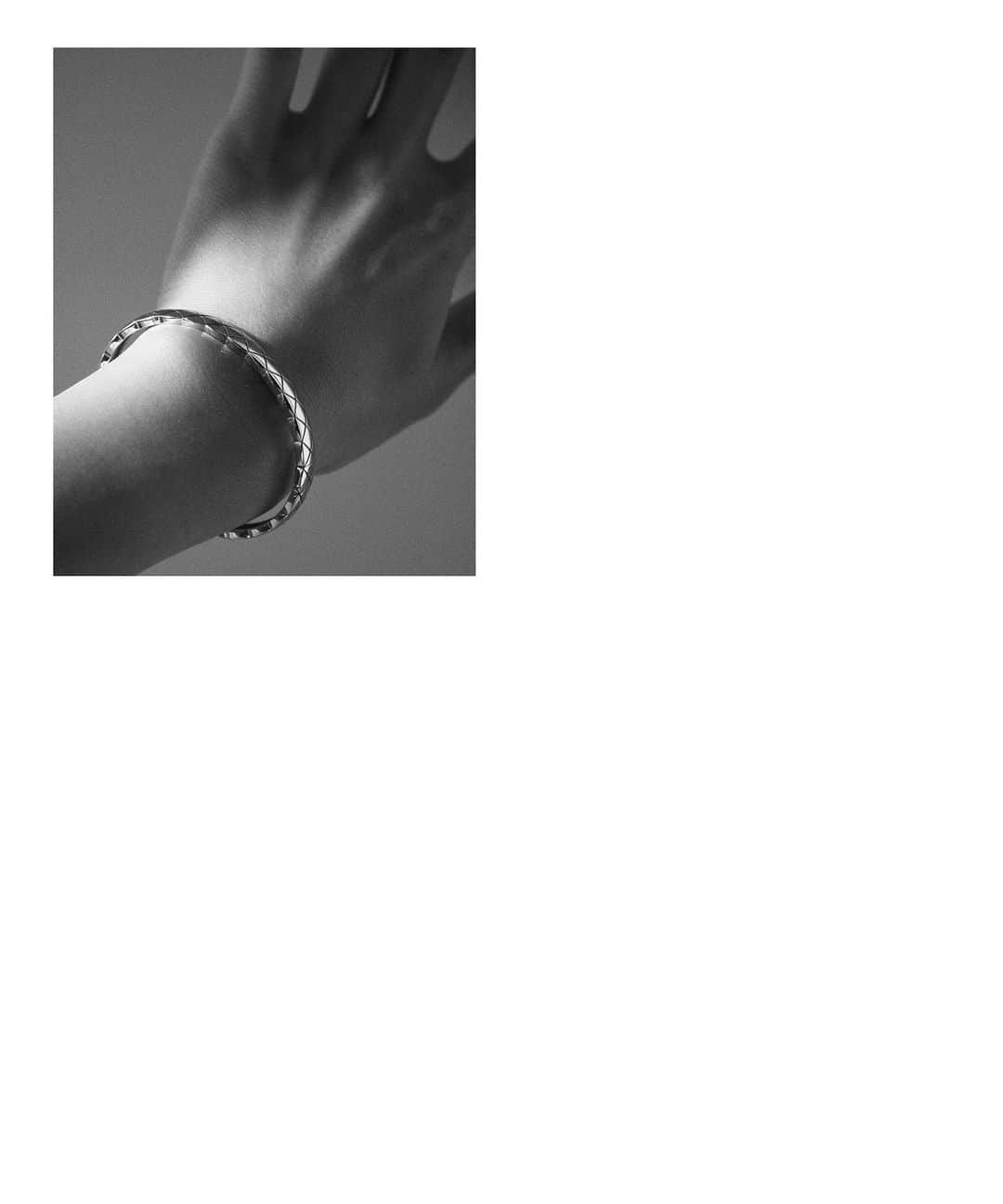 アリス・ガオさんのインスタグラム写真 - (アリス・ガオInstagram)「figure studies 👉🏼  @chanelofficial #COCOCRUSH #chanelfinejewelry #workingwithchanel」12月1日 21時45分 - alice_gao