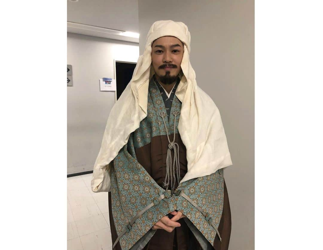 西野太盛さんのインスタグラム写真 - (西野太盛Instagram)「戦国炒飯TV 古田織部のひょうげ御殿 第八話石田三成大好き・大嫌い武将に出演させて頂きます！  大谷吉継です！ どんなトークが繰り広げられるのか？楽しみ✨  顎髭まだ生えてないレベルな西野、、、こんな髭普通に生きていたら2度と出来ないんじゃないかな？ と、鏡を見てテンションあがってました。」12月1日 21時37分 - taisesese