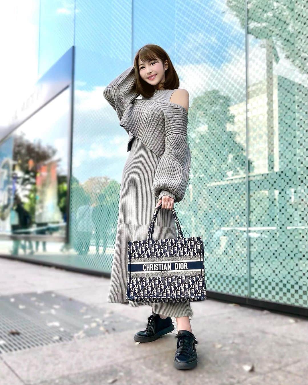 Manaさんのインスタグラム写真 - (ManaInstagram)「❄️🐰💙 𝑮𝒊𝒓𝒍𝒚 𝒌𝒏𝒊𝒕 𝒔𝒆𝒕 𝒖𝒑 こんばんは😊 . 3日間、Instagramから離れて プチデジタルデトックスしました♪ . 今日から12月🎄💕 皆さんに楽しんでいただけるように 今月はたっっくさん投稿していくので よろしくお願いします！🐾 . こちらの、ちらりと見える肩と 後ろ姿が可愛いニットのセットアップ👗 . 後ろ姿は2枚目にあるよ❤︎ . 色味はミントグリーンとライトグレーの中間✨ . 厚手のニットなので暖かいです🧶😌 . . . Dress：#mercuryduo #マーキュリーデュオ Bag：#dior #ディオール . . #ラフコーデ #ゆるコーデ #グレーコーデ #ガーリーコーデ #カジュアルスタイル #きれいめワンピース #セットアップ #ニットワンピース #ニットワンピ #あったかコーデ  #セクシー #オフショル #カジュアルコーデ #大人可愛いコーデ #coordinate #ootd #dress #pr」12月1日 21時38分 - mana.tcy