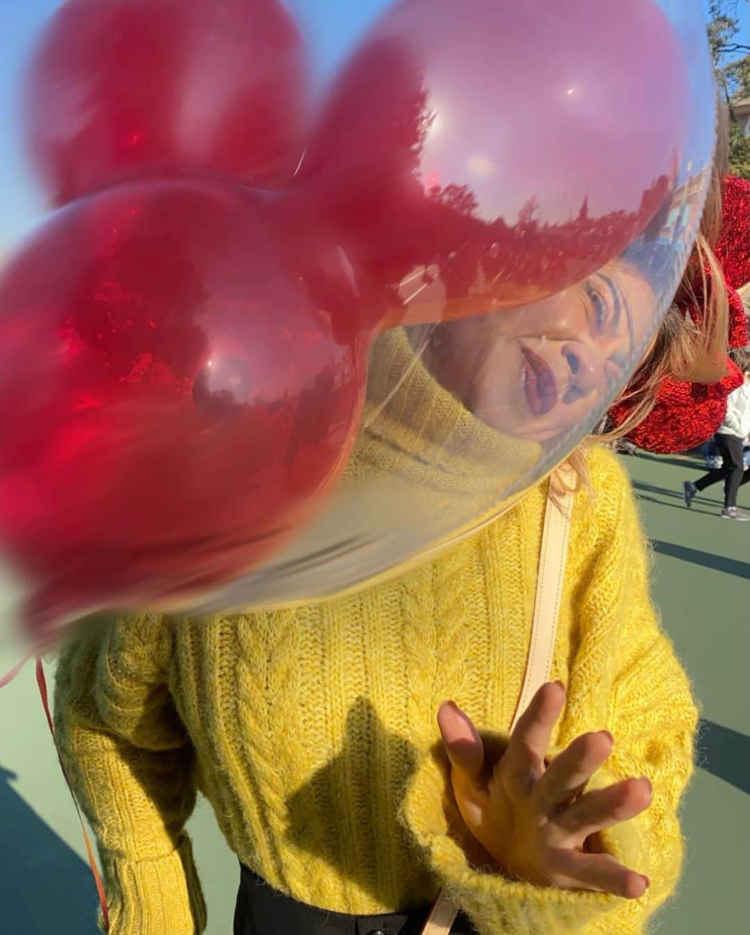 VIENNAさんのインスタグラム写真 - (VIENNAInstagram)「浮く風船あるある。 I don’t know why it’s always be like this when I try to take a photo with a balloon.」12月1日 21時45分 - viennadoll_official