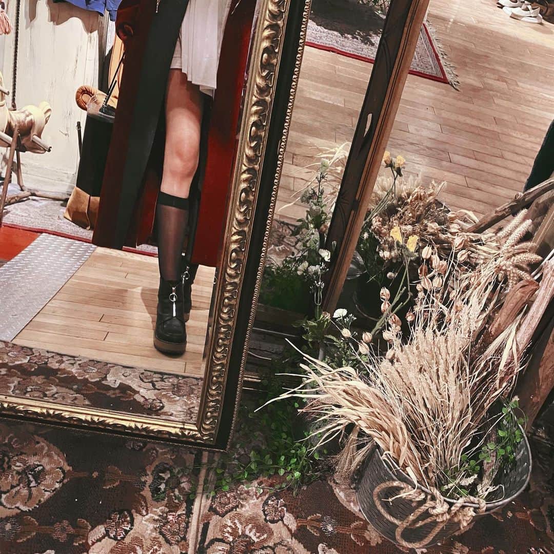 原望奈美さんのインスタグラム写真 - (原望奈美Instagram)「素敵な一角🎻 ⁣ ⁣ ⁣ロングコートが羽織れる季節。 １２月突入だね〜🙌  ⁣ ⁣ ⁣ ⁣#インテリア #interior #fashion #ロングコート #12月 ⁣ ⁣ ⁣ ⁣ ⁣ ⁣」12月1日 21時40分 - vo_nozomi