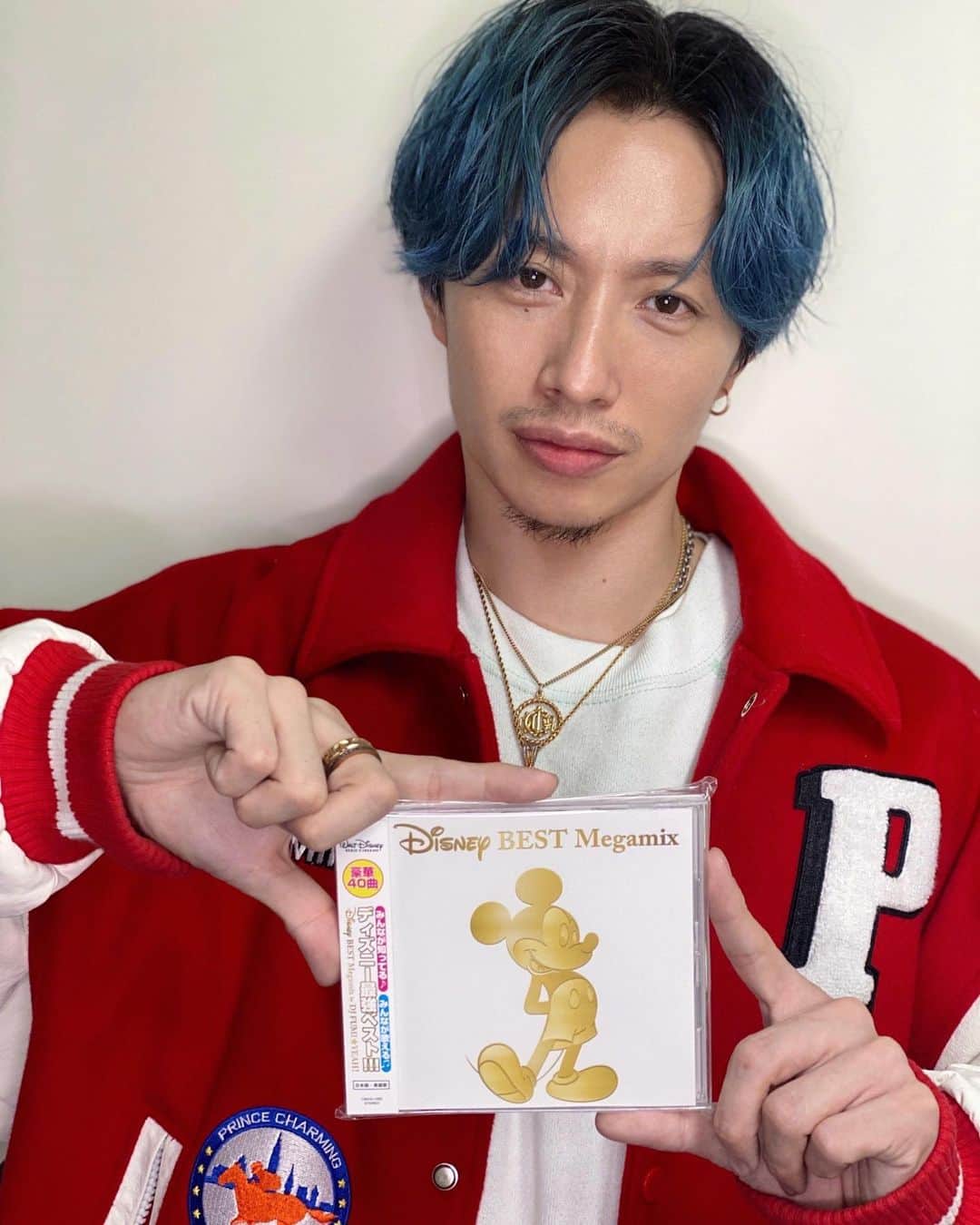 DJ FUMIのインスタグラム：「いよいよ明日リリース🎉  ディズニーの物語やキャラクター、そして音楽から作りだされる特別な世界観を、どうしたら一つのMIXCD作品として表現できるだろう？そんな思いで作りました！  ディズニーに行ったかのような、一つのショーを見たかのような感覚にきっとなれるはず👶  是非聴いてくださいませ〜！！ 布教もお願いします🙏  Disney BEST Megamix by DJ FUMI★YEAH! レーベル: Walt Disney Records 発売元: ユニバーサル ミュージック合同会社 発売日: 2020-12-02  価格: ¥2,420 (税込) 品番: UWCD-1092」