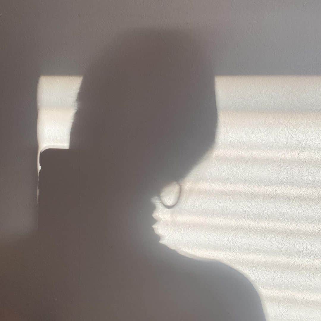 穴井千尋さんのインスタグラム写真 - (穴井千尋Instagram)「. 2020年もラスト1か月。 今年は色々あって大変だったけど 自分頑張ったね！って言えるように 残り少しも頑張りましょう☺️ みんな笑顔で締めくくれるといいな🧡 . #december #12月 #shadow」12月1日 21時41分 - chihiro_anai_official