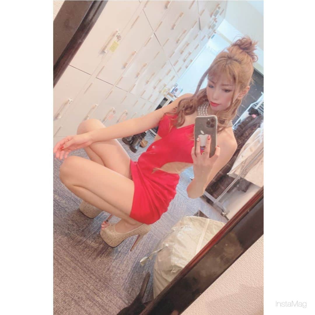 あゆかのインスタグラム：「今日から12月！！！ 赤もかわいいでしょ？ 残り一ヶ月頑張ります💓  .  #千葉キャバクラ#千葉富士見キャバ嬢#千葉富士見町キャバ嬢#千葉富士見キャバクラ#arドレス#ジュエルズドレス#オンラインキャバクラ#ファッション好きな人と繋がりたい#ヘアメイク#お家スタイル#息してる？#followｍe4 #follow4like#followtrain」