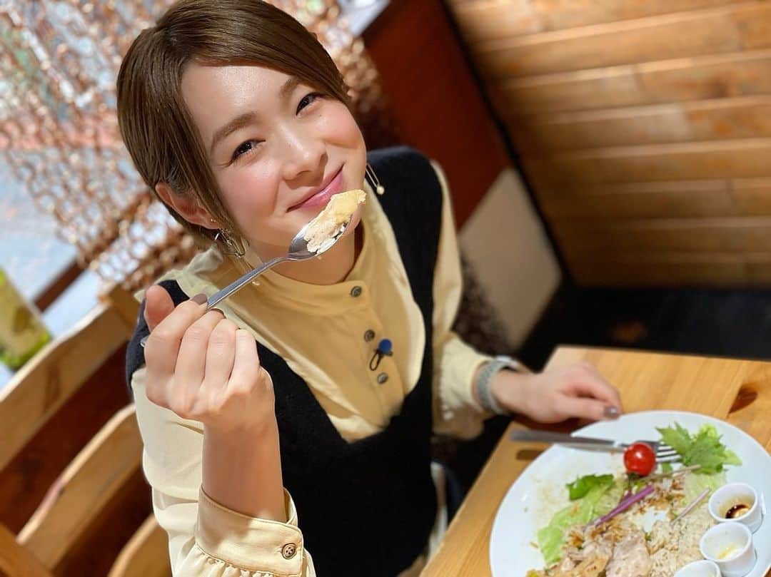 酒井瞳さんのインスタグラム写真 - (酒井瞳Instagram)「今夜ご紹介したお店は #laksa さん！ 私は #海南チキンライス を食べたよ🤤✨　そのままでもしっかりチキンのお出汁で美味しいけど、こだわりの３種のソースをかけて混ぜて食べるとさらに食欲をそそる一品になりました🤤🤤🤤❤️ チキンはボイルしてあるのでほろほろの柔らかさ🥺💕 お店の雰囲気もおしゃれでシャイで優しい店長さんに癒されました😊❤️  宮崎でシンガポール気分を楽しみたい時にはぜひ😆👍  #よかばん #宮崎 #umk #シンガポール #うまミヤザキ #いただきます #ごちそうさまでした #美味しい #幸せ #食べるの大好き #エスニック料理 #パクチー食べれるようになったから #嬉しい」12月1日 21時48分 - s.sakaihitomi