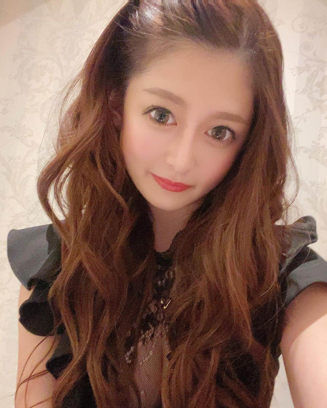 藤堂永蓮のインスタグラム：「こんにちわ12月🎈 そうえいば、エクステつけたんだよ🧸 いい感じにセットしてもらってちょっと気分がいいナー出勤してます😊🖤  #北海道#すすきの#バルセロナ#キャバ嬢#ピアジェ#ピーアンドジェー#ニュークラブ#barcelona #新宿 #歌舞伎町 #六本木 #錦 #中洲 #北新地 #ミナミ #instagram#instagood #love #happy#fun#like4like #l4l #札幌」