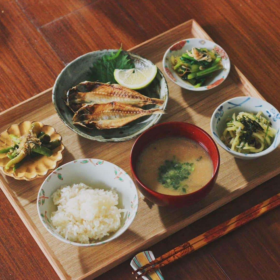 Kaori from Japanese Kitchenさんのインスタグラム写真 - (Kaori from Japanese KitchenInstagram)「えぼ鯛の干物定食。今日から12月ですね。 ・ こんばんは。今日から12月。 日中は暖かくても朝晩が寒いですね。 秋が終わってしまった… というわけで今日の朝昼ごはん。 @taisei_online さんのえぼ鯛の干物がメインの 干物定食でした。 小さくて可愛い☺️ そしてまたじゃがいものナムル笑 簡単で美味しいのでハマってます。 (ネタ切れなだけ…🤫) そして旬の小松菜。 年中食べられるけど一応冬が旬らしい。 ・ 【薬膳の話】 小松菜は薬膳的効能でみると 身体のほてりを冷ましてくれたり イライラを鎮めるといった効能が期待できます。 帰経が脾と胃なので お腹が弱い方にもオススメしたいお野菜。 カルシウムが豊富なお野菜ですが 単体で食べるとカルシウム吸収率が低いので しらすやしめじなど ビタミンDを含む食材と一緒に食べると カルシウムが効率よく摂れます◎ 今日もお疲れ様でした。 ・ ・ ・ 【おしながき】 ごはん たまねぎと小ネギのお味噌汁 えぼ鯛の干物 徳島県のレモン( #ココノミ さんより) じゃがいもとしらすと大葉のナムル 小松菜とあみえびのお浸し 伏見甘長のかつお節和え ・ ・ ・ ・ 2020.12.1 Tue Hi from Tokyo! Here’s Japanese brunch:Baked rice, miso soup, grilled small red snapper w/ fresh lemon, Korean seasoned potato, grilled bell pepper w/ bonito flakes, and simmered Japanese mustard spinach w/ baby shrimp. ・ ・ ・ #Japanesefood #breakfast #朝ごはん #おうちごはん #早餐 #薬膳 #うつわ #自炊 #家庭料理 #一汁三菜 #小澤基晴 #和食 #佐藤もも子」12月1日 21時50分 - coco_kontasu