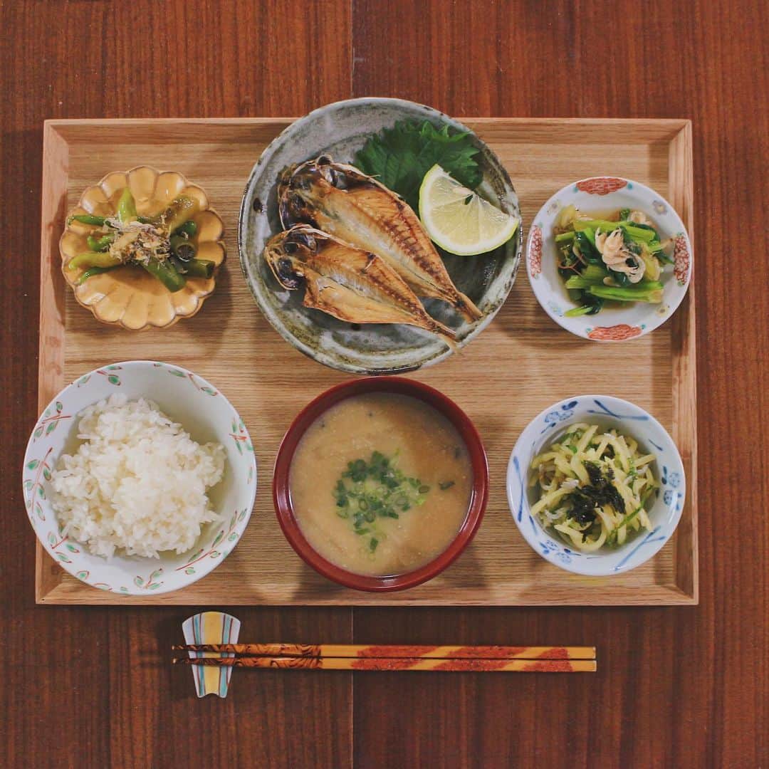 Kaori from Japanese Kitchenのインスタグラム：「えぼ鯛の干物定食。今日から12月ですね。 ・ こんばんは。今日から12月。 日中は暖かくても朝晩が寒いですね。 秋が終わってしまった… というわけで今日の朝昼ごはん。 @taisei_online さんのえぼ鯛の干物がメインの 干物定食でした。 小さくて可愛い☺️ そしてまたじゃがいものナムル笑 簡単で美味しいのでハマってます。 (ネタ切れなだけ…🤫) そして旬の小松菜。 年中食べられるけど一応冬が旬らしい。 ・ 【薬膳の話】 小松菜は薬膳的効能でみると 身体のほてりを冷ましてくれたり イライラを鎮めるといった効能が期待できます。 帰経が脾と胃なので お腹が弱い方にもオススメしたいお野菜。 カルシウムが豊富なお野菜ですが 単体で食べるとカルシウム吸収率が低いので しらすやしめじなど ビタミンDを含む食材と一緒に食べると カルシウムが効率よく摂れます◎ 今日もお疲れ様でした。 ・ ・ ・ 【おしながき】 ごはん たまねぎと小ネギのお味噌汁 えぼ鯛の干物 徳島県のレモン( #ココノミ さんより) じゃがいもとしらすと大葉のナムル 小松菜とあみえびのお浸し 伏見甘長のかつお節和え ・ ・ ・ ・ 2020.12.1 Tue Hi from Tokyo! Here’s Japanese brunch:Baked rice, miso soup, grilled small red snapper w/ fresh lemon, Korean seasoned potato, grilled bell pepper w/ bonito flakes, and simmered Japanese mustard spinach w/ baby shrimp. ・ ・ ・ #Japanesefood #breakfast #朝ごはん #おうちごはん #早餐 #薬膳 #うつわ #自炊 #家庭料理 #一汁三菜 #小澤基晴 #和食 #佐藤もも子」