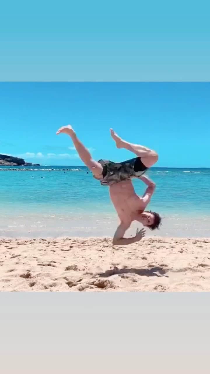 才川コージのインスタグラム：「Lazy flip🐒☀️  #backflip #tricking #beach #street #style  #アクロバット　#バク宙」