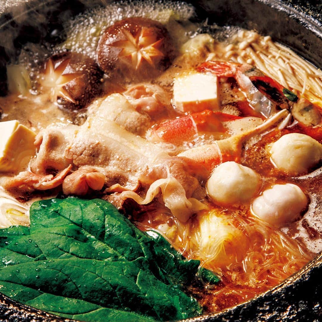 東京カレンダーさんのインスタグラム写真 - (東京カレンダーInstagram)「毎冬、“ クセが強い” 絶品鍋に大人たちは惹かれていた。 胡麻油の芳醇な香りが食欲をそそると評判の 『石頭楼』の石鍋。韓国の宮廷料理にルーツを持つ鍋が 東京の大人たちを魅了するのには、ある理由があった。 ⠀⠀⠀⠀⠀⠀⠀⠀⠀ 写真▷﻿ 石鍋（写真の料理は¥6,000のコースの一例）。 季節の前菜、鍋、〆のラーメンか雑炊、デザートが含まれるコース。 具材は牛、豚バラ肉、カニの爪、野菜や肉団子など。 「香りがすでにご馳走」とヤミツキになって通う常連客は多数 ⠀⠀⠀⠀⠀⠀⠀⠀⠀ ﻿ ーーinfoーーーー﻿ 店名▷ 石頭楼 麻布十番店﻿ エリア▷ #麻布十番 電話番号▷03-6277-6763 ※お問い合わせの際は『東京カレンダーのインスタを見た』とお伝えいただければ幸いです。﻿ 住所▷港区東麻布3-8-11 ーーーーーーーー﻿ ﻿ ﻿ ★コースの詳細や店内の様子は﻿ 『月刊誌　東京カレンダー2021 1月号 #冬のご馳走へ　』にて﻿ ﻿ ーーーーーーー★ーーーーーーーー﻿ @tokyocalendar プロフィールURLの﻿ 東カレweb（アプリ）では、﻿ 高級グルメ情報や話題のレストラン、﻿ 手土産からテイクアウトグルメなど﻿ 東京のグルメ情報を幅広くご紹介。﻿ そして大人気コンテンツ、東カレweb小説や﻿ トレンドニュースも配信しております。﻿ ーーーーーーーーーーーーーーーー ﻿ ﻿ #石頭楼  #石頭楼麻布十番 #東京カレンダー #Tokyocalendar #東カレ #東京グルメ #東京美食 #food #instafood #Tokyofood #西麻布グルメ #麻布十番グルメ  #十番グルメ #六本木グルメ　#japanesefood #東京おすすめ  #インスタ映え #和食 　#火鍋 #鍋 #冬の味覚 #しゃぶしゃぶ　#すき焼き #石鍋」12月1日 21時51分 - tokyocalendar