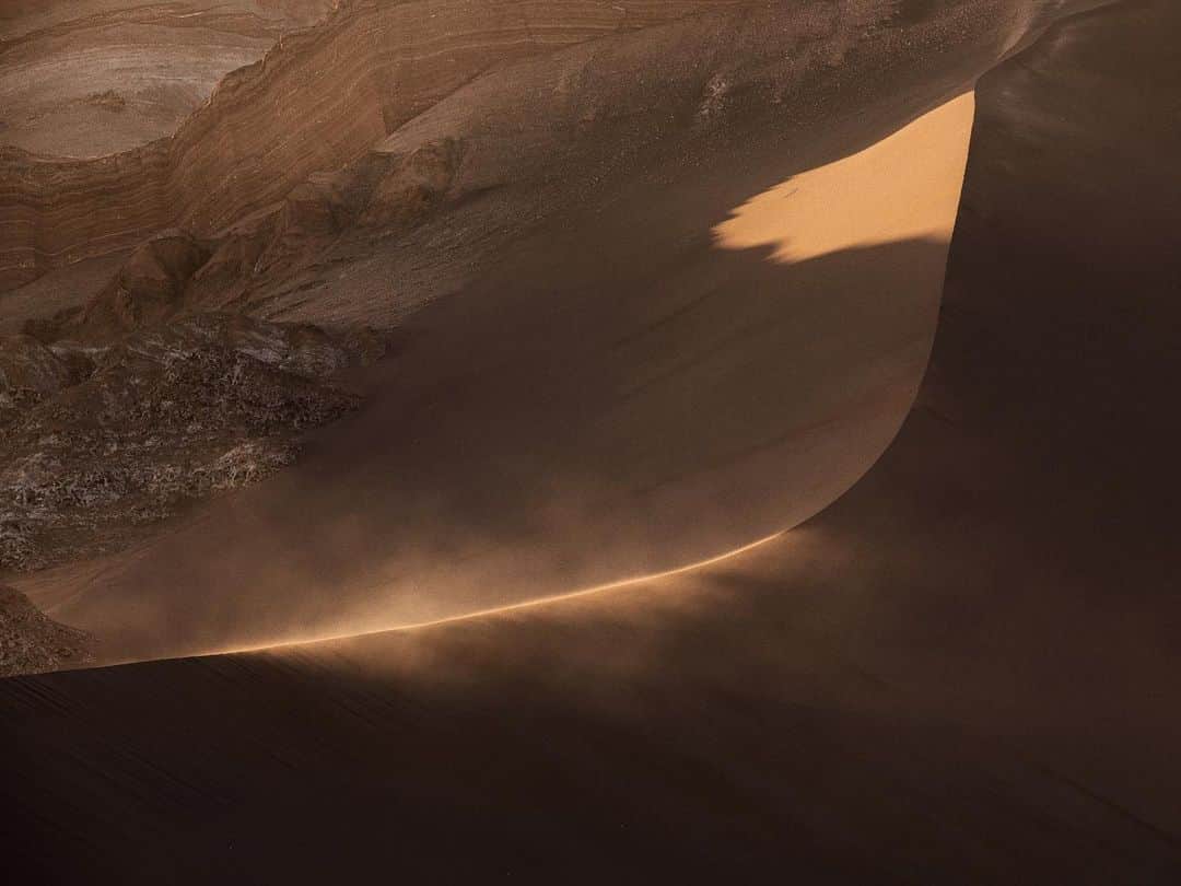 C E R E A Lのインスタグラム：「The Atacama Desert, one of the driest places on Earth. Known for its dramatic rock, sand and petrified salt formations and dried salt lakes, its landscape has been carved over millennia by wind into a moonscape of towers, caverns and crevasses, while dried salt lakes leave streaks of white across the dusty valley floors.   Atacama Desert: Dust Stained Skies.  📷: @richardgaston   From Cereal Volume 20. Order a copy via the link in profile to read the full story.」