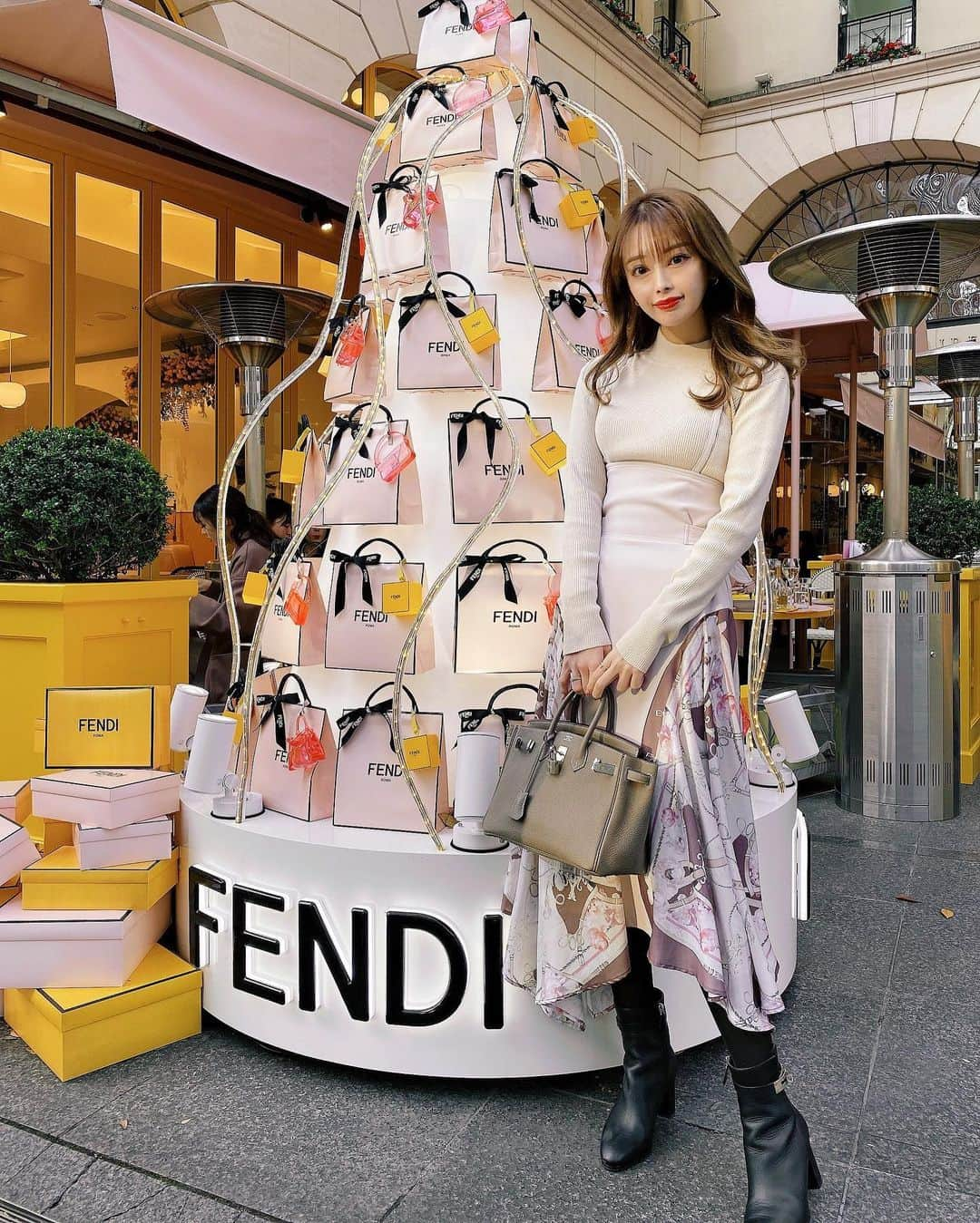 小川ももえさんのインスタグラム写真 - (小川ももえInstagram)「お外の　@fendi ツリー🎄も可愛い🎅❤️  お洋服は　@belinda_official_world 🎀 ウエストのサイドにベルトがついてて可愛い🥰 スタイル良く見えるよ❤️❤️❤️  @fendi   @anniversaire_cafe   #fendi #fendicafe #fendicaffe #fendicaffebyanniversaire #omotesando #anniversairecafe #cafestagram #genic_cafe #フェンディ #フェンディカフェ #フェンディカフェバイアニヴェルセル #表参道カフェ #青山カフェ #アニヴェルセル表参道 #アニヴェルセルカフェ #コラボカフェ #期間限定カフェ #日本初上陸 #トレンドスポット #カフェ部 #カフェ巡り #かふぇめぐり #カフェスタグラム #ラテアート#belinda #ベリンダ」12月1日 21時52分 - momoe_0406