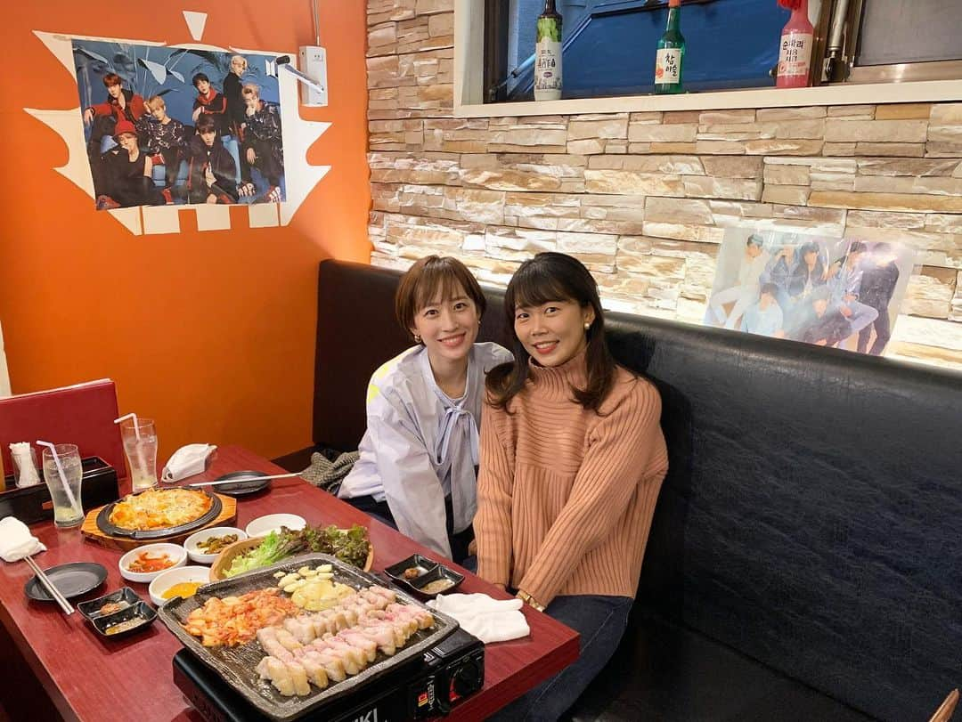 馬淵優佳さんのインスタグラム写真 - (馬淵優佳Instagram)「飛込みの後輩を連れてランチ！ 大好きなBTS(写真)がいてニンマリ🥺 推しが定まらないのが最近の悩み。笑  私の背中を追っていたそうだけど、いつの間にか彼女の背中を見て私が元気をもらってます😏早く観戦に行きたいな。 #韓国料理#ランチ#サムギョプサル」12月1日 22時01分 - mabu0205