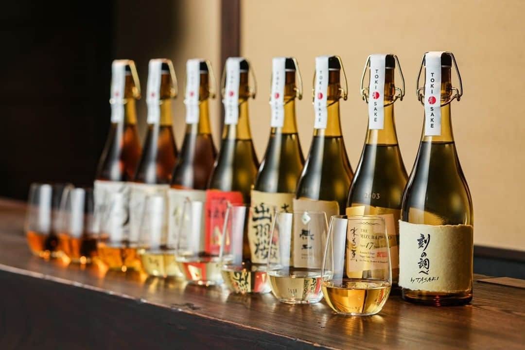 INSIDE FUJINGAHOさんのインスタグラム写真 - (INSIDE FUJINGAHOInstagram)「【これからは"ヴィンテージ"といえば日本酒です！】  日本を代表する７つの蔵が、代をつないで長い年月寝かせてきた、特別な上にもさらに特別な日本酒がこのほどお目見えしました。  「刻（とき）の調べ」と名付けられたヴィンテージ日本酒８本セットは、一般社団法人　刻（とき）SAKE協会の発足を記念して特別に作られたもの。1984年から2003年に仕込まれた、一番若いもので17年というスーパーヴィンテージの古酒・熟成酒のコレクションに、日本を代表するソムリエである田崎真也さんによるアッサンブラージュ（ブレンド）を加えた限定20セットです。  写真にあるように、琥珀色からほぼ無色透明なものまで、色味もさまざま。蔵の技術を結集したとっておきのお酒は、深いグラスで香りを楽しみながらいただきたいもの。写真の文献は、江戸時代初期のもので、熟成酒のすばらしさについての記述がある『本朝食鑑』（増田徳兵衛商店 所蔵）。「月の桂」で知られる増田徳兵衛商店では、熟成用の特別な容器でお酒を寝かせています。  古酒・熟成酒、興味をもたれた方は「刻SAKE協会」のサイトをご覧ください。  #日本酒 #日本酒好きな人と繋がりたい #日本酒女子 #日本酒好き　#古酒が好き 　#熟成酒 #熟成酒大好き 　#熟成酒ブレンド 　#古酒」12月1日 22時01分 - fujingahojp