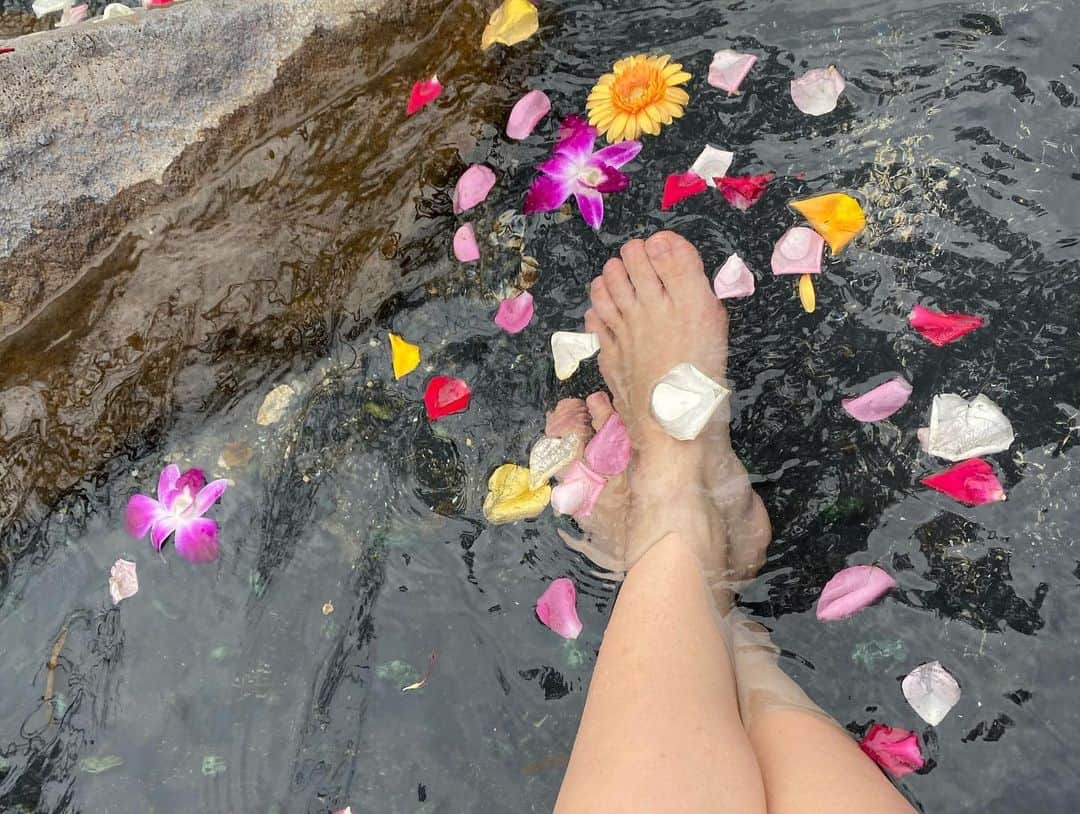 我謝レイラニのインスタグラム：「昼から夜までのんびりゆったり〜温泉楽しみました♨️ #近場の温泉 #リフレッシュ  お風呂上がりはコーヒー牛乳派？牛乳派？？ 私は牛乳派なのにコーヒー牛乳買って後悔したよ😂笑」