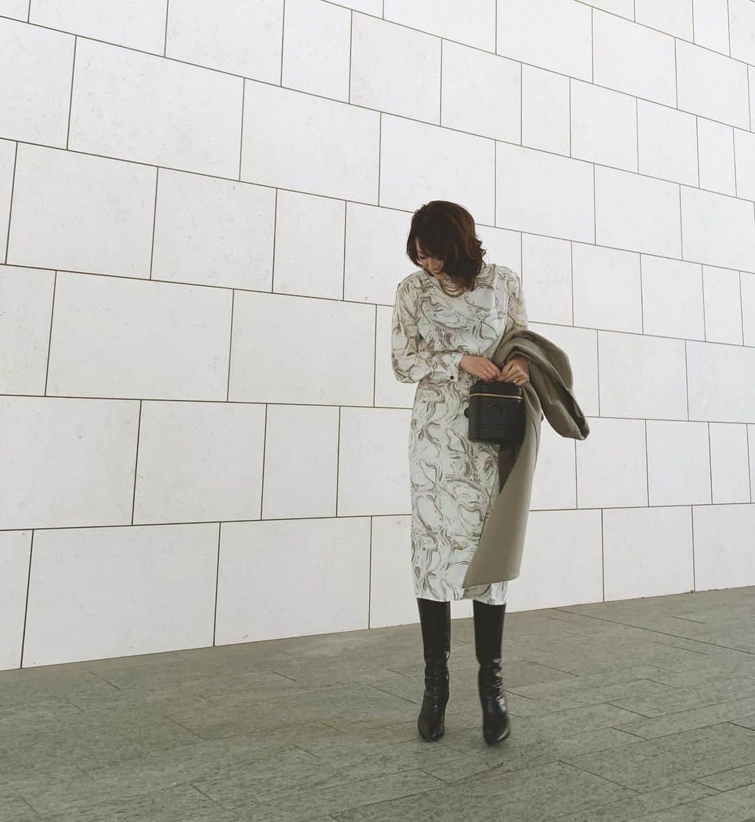 薗田杏奈さんのインスタグラム写真 - (薗田杏奈Instagram)「necklace @dior  bag @chanelofficial  one-piece @ahselect.official  boots @ysl  coat @ahselect.official  ⠀ #Anna_ootd#outfit#ootd#fashion #coordinate #AHSelect #dior#chanel#saintlaurent」12月1日 21時54分 - love.byanna