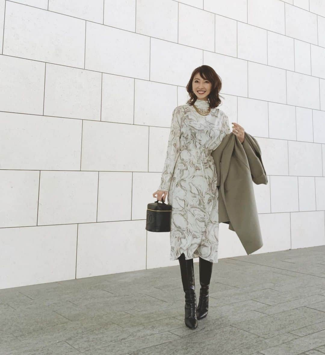 薗田杏奈さんのインスタグラム写真 - (薗田杏奈Instagram)「necklace @dior  bag @chanelofficial  one-piece @ahselect.official  boots @ysl  coat @ahselect.official  ⠀ #Anna_ootd#outfit#ootd#fashion #coordinate #AHSelect #dior#chanel#saintlaurent」12月1日 21時54分 - love.byanna