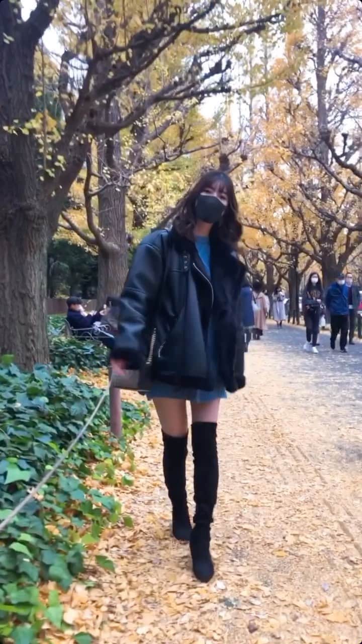 日下部美愛のインスタグラム：「不意打ち風ですが、しっかり自作自演です なんかダサめのピースしちゃったしなにこれ😤  こういう動画撮ってる可愛い子って絶対撮ってって言ってるよね？？？ね？？？？  #いちょう並木 #不意打ち #ニーハイブーツ」