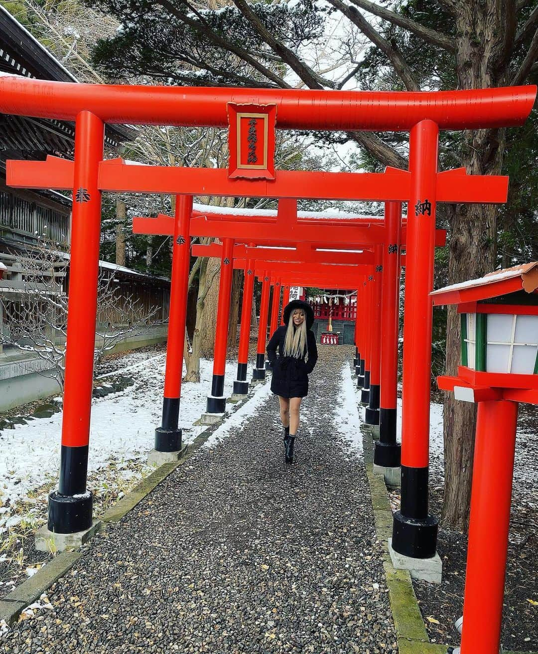 あやか（石山彩花）さんのインスタグラム写真 - (あやか（石山彩花）Instagram)「湯倉神社⛩  ゆっちゃんと函館旅行に✈️💕 狛犬と写真撮りたかったゆちゃん！かわいすぎ🤣🙌  湯倉神社いきたくて来たらめちゃ神秘的でパワーもらえました🙌 最高なロケーション。  御朱印集め初めてから力が漲ってる気がする🙌  函館きたら湯倉神社は行ってみて！  #函館旅行 #湯倉神社 #函館　#御朱印 #nuts #gal #japan #hokkaido #ギャル #北海道　#tripgram #trip #旅行好きな人と繋がりたい  #旅行好き #神社巡り」12月1日 21時58分 - ayakateen821