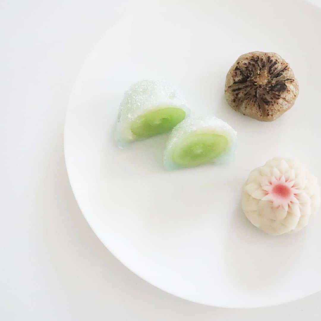 Eri Satoさんのインスタグラム写真 - (Eri SatoInstagram)「先日、渋谷の #かんたんなゆめ ( @kantan.na.yume ) にてテイクアウトした和菓子 · シャインマスカットをつかった飛沫が食べたくて💛 お花の練り切りも、チーズケーキみたいな味なんだよ😍 栗きんとんも季節を感じるおいしさ · 12月4日(金)、かんたんなゆめ日本橋別邸が オープンするそう。 そちらもきっと素敵だから、ぜひぜひ行きたいな🤗💓💞 · 趣味の投稿でした💛笑 · #和菓子好きな人と繋がりたい#和菓子#和菓子カフェ #渋谷#ねりきり」12月1日 21時58分 - satoeri626