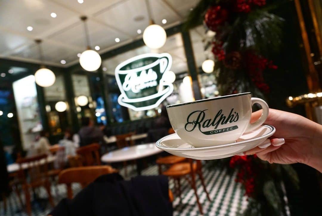 神田藍香のインスタグラム：「Ralph Lauren cafe🧸﻿ ﻿ カフェでのんびり☕💕﻿ ﻿ 店内がクリスマス仕様になってて﻿ すごく可愛かった(*Ü*)ﻌﻌﻌ♥﻿ ﻿ ﻿ ﻿ .﻿」
