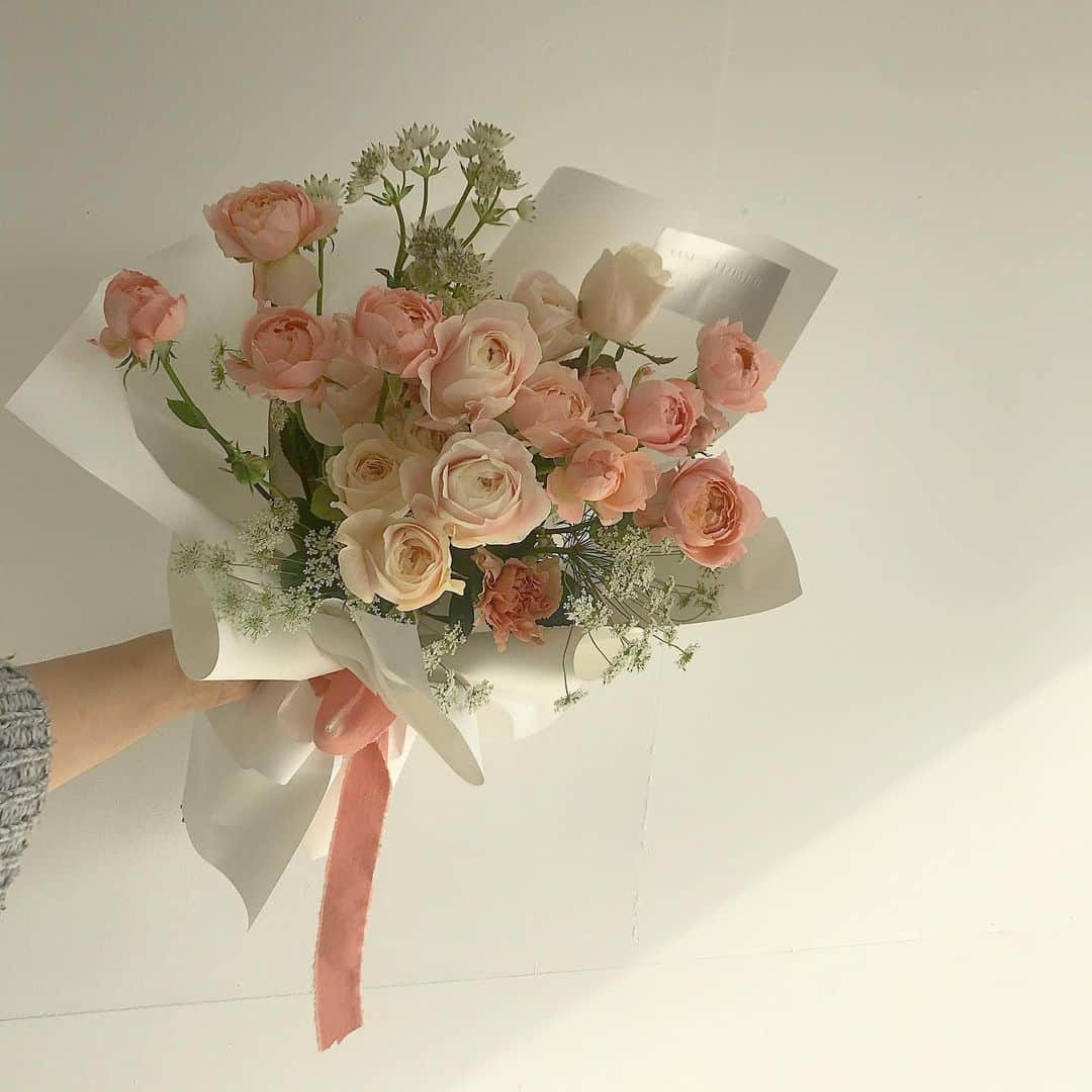 플로리스트 이주연 florist Lee Ju Yeonさんのインスタグラム写真 - (플로리스트 이주연 florist Lee Ju YeonInstagram)「. . 사랑스러운 울해령씨 에게로 🧡 . #바네스꽃다발  . 订花 WeChat ID vaness_flower 페이팔 결제 가능  클래스상시모집 당일꽃주문가능 . #수업문의 #주문예약 #lesson #Order  Katalk ID vaness52 WeChat ID vaness_flower E-mail vanessflower@naver.com . 서초구 양재천로 123 5층 📞02-545-6813 . #vanessflower #florist #flowershop #handtied #flowerlesson #花束 #바네스플라워 #플로리스트 #꽃다발 #부케 #플로리스트학원 #플라워레슨 #양재동꽃집 #양재역꽃집 #꽃다발주문 #꽃수업 #꽃주문  #대관 #공간대여 #스튜디오대관 #자연광스튜디오 #자연광스튜디오대관 #스튜디오」12月1日 22時10分 - vanessflower